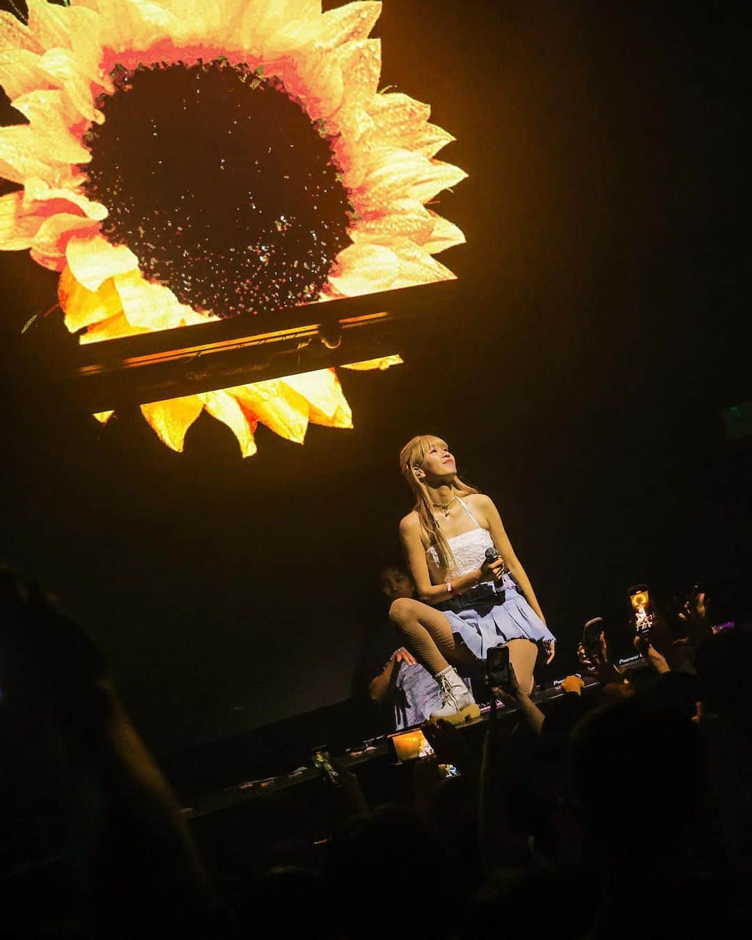 浅場佳苗のインスタグラム：「ATOM TOKYOありがとうございました🌻✨ フロアのみんなのものすごい熱気を全身で感じて、 めちゃめちゃパワーをいただきました.. ！  いろいろ一緒に歌ってくれてたのも、 スーパーうれしかったです🥲🥲 最高の夜を、夏を、ありがとう〜！🫶🤍 ・ @atom_tokyo  photo📸 by @zoigraph  #atomtokyo #party #tokyo #japan #dancemusic #dancepop #edm #singer #songwriter #シンガーソングライター #フレキシタリアン #動物愛護 #サスティナブル #エコ #地球にやさしいミュージシャン #愛犬家 #浅場佳苗」
