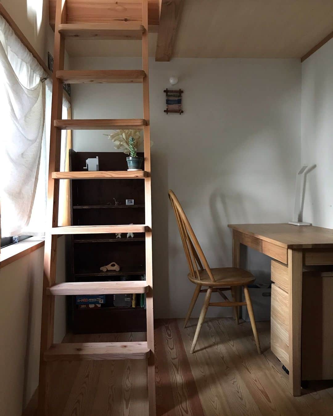 ムクリ［mukuri］さんのインスタグラム写真 - (ムクリ［mukuri］Instagram)「質素でゆとりのある家と、日々の風情を感じながら暮らす。  広間に立つ一本の柱。 そこに組み合わさるのは年季の入った梁。 古道具と無垢でできた家具が それぞれ存在感はあるものの、 どれも主張し過ぎず馴染む佇まい。  手仕事でつくられた家具や雑貨に日の光が零れる様子と、 木漏れ日を映し出す暗く静寂のある場所。 どこを切り取っても絵になる @____komorebi さんのご自宅。  「自分たちの身の丈にあった、必要最低限の簡素な家で、四季折々の風情を日々感じながら慎ましく暮らしたい、 完成した時に完全な状態でそこから劣化していくのではなく、時が経過して味わい深く馴染んでいき、家族の成長と一緒に家も育っていく」  そう語るkomorebiさん。  古い日本家屋をフルリノベーションし、 新しいモノと古いモノ、それぞれの良さを引き出しつつ調和した家と、komorebiさんが考える四季折々の風情を感じながらの暮らし。  前編・後編にわけてお届けいたします。 ぜひご覧ください＾＾  ▶︎ご紹介した読みもの 「komorebi」で検索するとご覧いただけます  –––––––––––––––––– ムクリ公式アカウントでは くらしの中にある"好き"や"コダワリ"を毎日お届け。  インテリア、整理収納から家づくりなど 日常で参考になる情報から サラッと読める短編コラムまで ご紹介していますのでフォローしてぜひご覧ください。 ▶︎ @mukuri_official ・  「 #ムクリ 」のタグもいつも楽しく拝見しています☺️  オリジナルブランドは @daily_mukuri  くらしの中にあったらいいいな、 そんな商品を企画・制作、集めています。 ––––––––––––––––––  #myhome#simplelife #家づくり#建築家とつくる家#建築デザイン#注文住宅#リノベーション#リフォーム #日本家屋 #平屋#暮らし#暮らしを楽しむ#暮らしを整える#日々のこと#おうち時間#シンプルライフ #シンプルな暮らし#マイホーム記録 #無印良品#天然生活#暮らしのまんなか#北欧インテリア#猫のいる暮らし#緑のある暮らし#リビング #土間 #庭のある暮らし #くらしの編集 #ムクリ」7月25日 12時05分 - mukuri_official