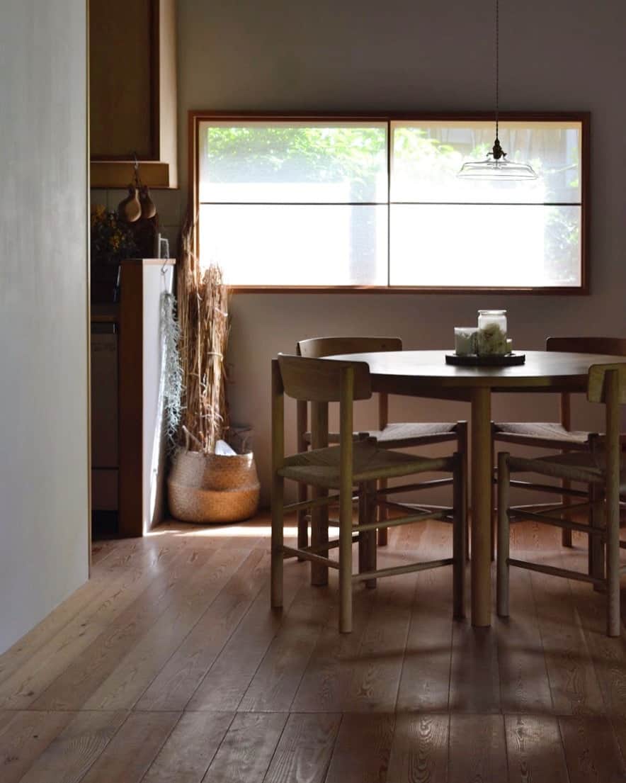 ムクリ［mukuri］さんのインスタグラム写真 - (ムクリ［mukuri］Instagram)「質素でゆとりのある家と、日々の風情を感じながら暮らす。  広間に立つ一本の柱。 そこに組み合わさるのは年季の入った梁。 古道具と無垢でできた家具が それぞれ存在感はあるものの、 どれも主張し過ぎず馴染む佇まい。  手仕事でつくられた家具や雑貨に日の光が零れる様子と、 木漏れ日を映し出す暗く静寂のある場所。 どこを切り取っても絵になる @____komorebi さんのご自宅。  「自分たちの身の丈にあった、必要最低限の簡素な家で、四季折々の風情を日々感じながら慎ましく暮らしたい、 完成した時に完全な状態でそこから劣化していくのではなく、時が経過して味わい深く馴染んでいき、家族の成長と一緒に家も育っていく」  そう語るkomorebiさん。  古い日本家屋をフルリノベーションし、 新しいモノと古いモノ、それぞれの良さを引き出しつつ調和した家と、komorebiさんが考える四季折々の風情を感じながらの暮らし。  前編・後編にわけてお届けいたします。 ぜひご覧ください＾＾  ▶︎ご紹介した読みもの 「komorebi」で検索するとご覧いただけます  –––––––––––––––––– ムクリ公式アカウントでは くらしの中にある"好き"や"コダワリ"を毎日お届け。  インテリア、整理収納から家づくりなど 日常で参考になる情報から サラッと読める短編コラムまで ご紹介していますのでフォローしてぜひご覧ください。 ▶︎ @mukuri_official ・  「 #ムクリ 」のタグもいつも楽しく拝見しています☺️  オリジナルブランドは @daily_mukuri  くらしの中にあったらいいいな、 そんな商品を企画・制作、集めています。 ––––––––––––––––––  #myhome#simplelife #家づくり#建築家とつくる家#建築デザイン#注文住宅#リノベーション#リフォーム #日本家屋 #平屋#暮らし#暮らしを楽しむ#暮らしを整える#日々のこと#おうち時間#シンプルライフ #シンプルな暮らし#マイホーム記録 #無印良品#天然生活#暮らしのまんなか#北欧インテリア#猫のいる暮らし#緑のある暮らし#リビング #土間 #庭のある暮らし #くらしの編集 #ムクリ」7月25日 12時05分 - mukuri_official