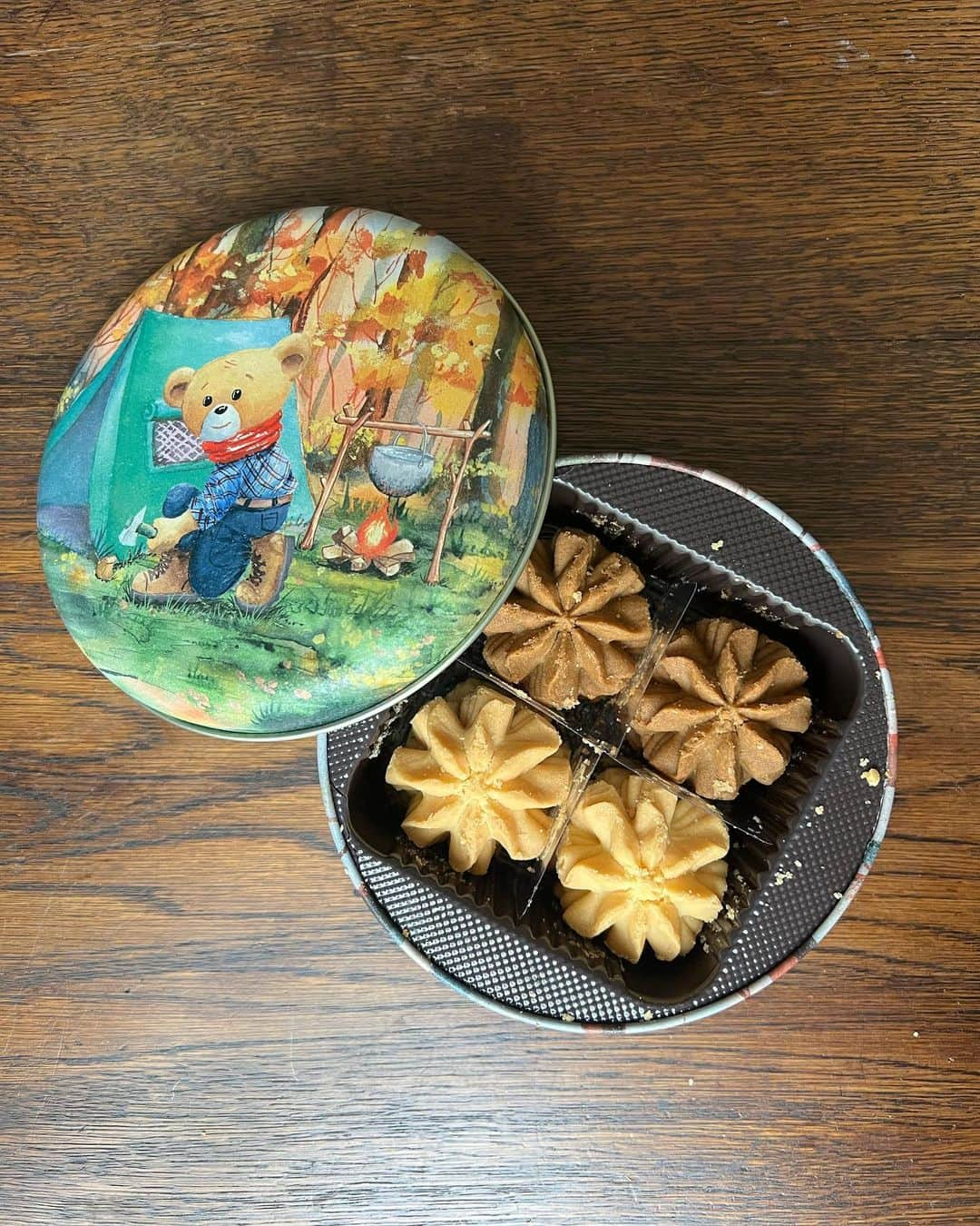 早川愛さんのインスタグラム写真 - (早川愛Instagram)「🐻🍪🤎  香港の人気クッキー ジェニーベーカリー🐻🍪🤎 @jennybakery_japan_official   ・ 1個がぶ厚くてサクホロでおいしいよ🤎 コーヒークッキーすき🤎 前に会社の差し入れでいただいた事があって久しぶりにたべました😋 パウダリーな感じがリリエンベルグ系？伝わるかな？🤔  ・  #ジェニーベーカリー #クッキー #クッキー缶 #大丸東京 #東京駅 #香港スイーツ」7月25日 12時17分 - megumegu_1006