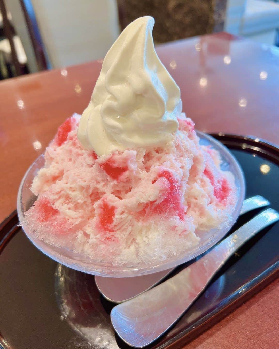 桐谷蝶々のインスタグラム：「今日は #かき氷の日 なんだ！ この間いちご食べた🙌🍓  今年もたくさん食べたいなぁ🤤🤤🤤  #かき氷 #かき氷巡り #いちごのかき氷」