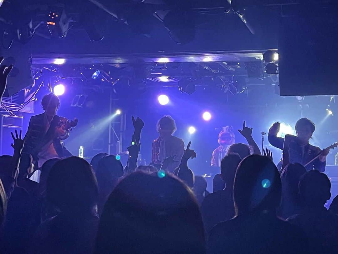 遠藤一馬のインスタグラム：「僕のインスタの"なりすまし"が居ると、沢山メッセージもらったんですが、僕自ら皆さんにメッセージすることは無いので変なメッセージは無視して下さい。  僕のインスタアカウントはこれのみです😉  それはそうとして、 僕の通販サイトK's SHOPでROYAL FORCEの1stシングルが買えるようになりました。 K's SHOP限定特典としてKING KAZUMA or PRINCE YU+KIのチェキが1枚付きます。  是非お買い求め下さい😉」