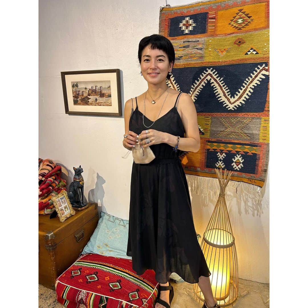 桃生亜希子のインスタグラム：「最近のThaiのvintage shopや古着マーケットは、80、90年代のTシャツの宝庫だったなんて知らなかった。 　 　古着マーケットは、タイならではの、緩くて面白かわいい物達でいっぱいだったよ。😆  　ぷらっと立ち寄ったシルバーアクセサリーのお店も素敵だったな。✨ 　 　タイのエネルギー、生命力の強さを日々感じている。⚡️」
