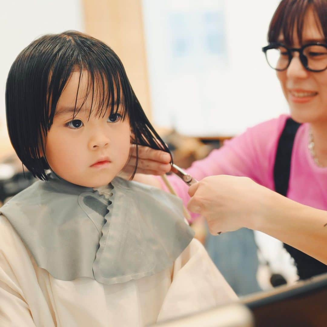 石野千尋さんのインスタグラム写真 - (石野千尋Instagram)「Goodbye lovely baby long curly hair 👩‍🦱 Her first haircut at the end of 3 years old with her best friend.She was able to cut 31cm and donate her hair✂️  4歳になる直前、これからの暑い夏に備えて親友と一緒に ヘアカットをしてきました！  おなかの中にいた時からエコーでも見えていたフサフサでくるくるの髪の毛🌀産まれた瞬間は髪の毛がすごくて、助産師さんにおにぎりちゃんと言われてたんだよ🍙  1枚目の写真は切る直前の最後のロングヘアー📷  自分で最初のハサミをいれさせてもらい、無事に31cm切ることができたのでヘアドネーションへ。小さいながらに色々理解し、自分の髪の毛が誰かの役に立つことを知るとバッサリ切る覚悟ができたようです。（最初はじいじかパパか錦鯉のひとに分けてあげようか？って言ってたけどね🤣）  大好きなお友達と一緒だったのも @yucali_halcali  心強かったね♡  大切な瞬間は、いつも素敵に仕上げてくれる @laf_garden つだちゃん @megutsuda にお願いしました✂️どうもありがとう。  4人子どもがいて、わちゃわちゃしすぎて母さんたち疲れ果てて😳ヘアカット後の写真が全然ないけど…母たちにとっても思い出深い1日になりました📓動画はリールに残しておこうかな！  #haircut #firstcut #babyhair #curlyhair #hairdonation #bob #bobhaircut #longhair #はじめてのヘアカット #ボブ #ヘアドネーション #3歳 #4歳 #こどもふく」7月25日 12時26分 - chihiroishino