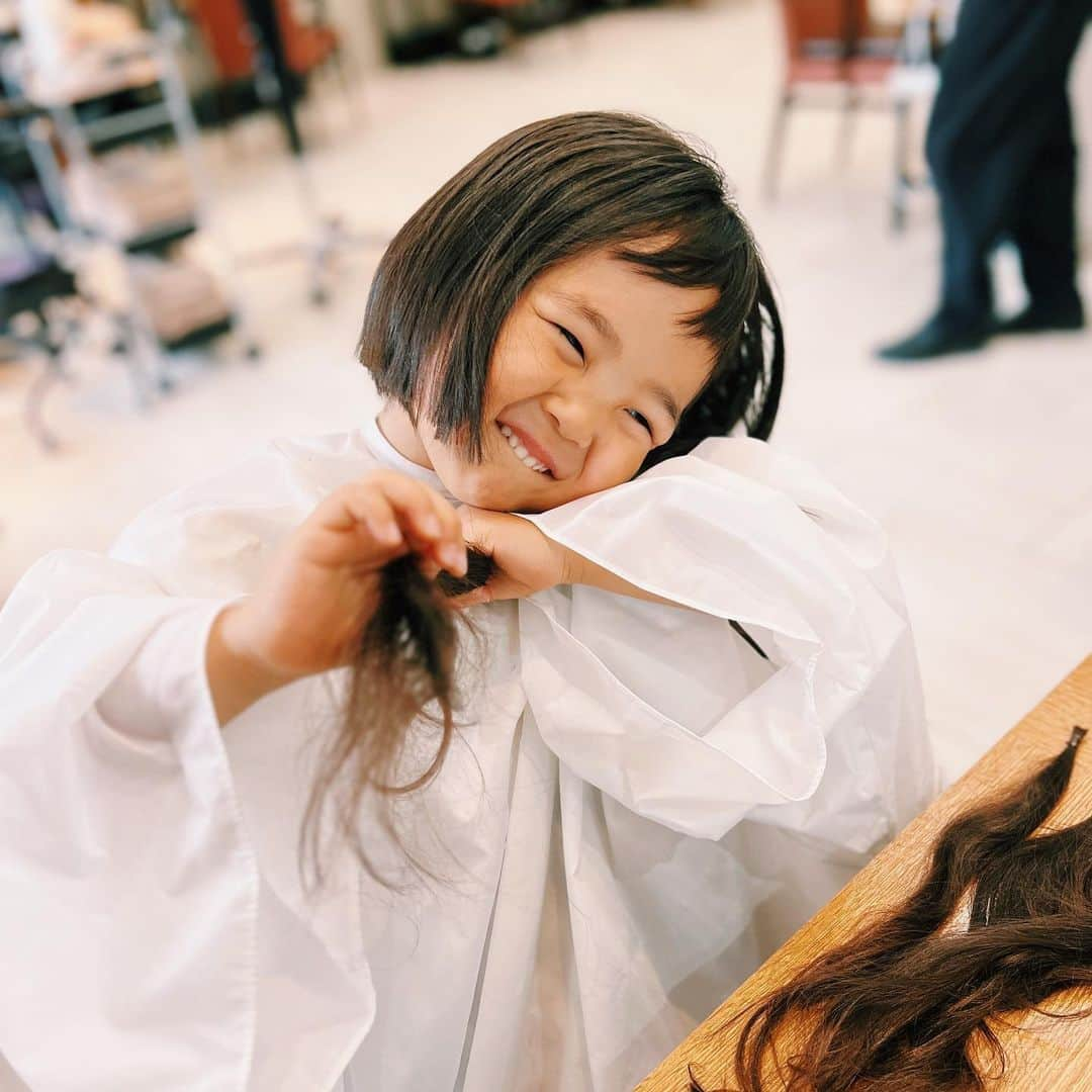 石野千尋さんのインスタグラム写真 - (石野千尋Instagram)「Goodbye lovely baby long curly hair 👩‍🦱 Her first haircut at the end of 3 years old with her best friend.She was able to cut 31cm and donate her hair✂️  4歳になる直前、これからの暑い夏に備えて親友と一緒に ヘアカットをしてきました！  おなかの中にいた時からエコーでも見えていたフサフサでくるくるの髪の毛🌀産まれた瞬間は髪の毛がすごくて、助産師さんにおにぎりちゃんと言われてたんだよ🍙  1枚目の写真は切る直前の最後のロングヘアー📷  自分で最初のハサミをいれさせてもらい、無事に31cm切ることができたのでヘアドネーションへ。小さいながらに色々理解し、自分の髪の毛が誰かの役に立つことを知るとバッサリ切る覚悟ができたようです。（最初はじいじかパパか錦鯉のひとに分けてあげようか？って言ってたけどね🤣）  大好きなお友達と一緒だったのも @yucali_halcali  心強かったね♡  大切な瞬間は、いつも素敵に仕上げてくれる @laf_garden つだちゃん @megutsuda にお願いしました✂️どうもありがとう。  4人子どもがいて、わちゃわちゃしすぎて母さんたち疲れ果てて😳ヘアカット後の写真が全然ないけど…母たちにとっても思い出深い1日になりました📓動画はリールに残しておこうかな！  #haircut #firstcut #babyhair #curlyhair #hairdonation #bob #bobhaircut #longhair #はじめてのヘアカット #ボブ #ヘアドネーション #3歳 #4歳 #こどもふく」7月25日 12時26分 - chihiroishino