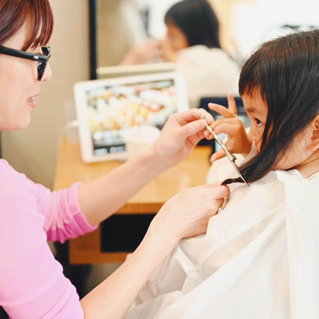 石野千尋さんのインスタグラム写真 - (石野千尋Instagram)「Goodbye lovely baby long curly hair 👩‍🦱 Her first haircut at the end of 3 years old with her best friend.She was able to cut 31cm and donate her hair✂️  4歳になる直前、これからの暑い夏に備えて親友と一緒に ヘアカットをしてきました！  おなかの中にいた時からエコーでも見えていたフサフサでくるくるの髪の毛🌀産まれた瞬間は髪の毛がすごくて、助産師さんにおにぎりちゃんと言われてたんだよ🍙  1枚目の写真は切る直前の最後のロングヘアー📷  自分で最初のハサミをいれさせてもらい、無事に31cm切ることができたのでヘアドネーションへ。小さいながらに色々理解し、自分の髪の毛が誰かの役に立つことを知るとバッサリ切る覚悟ができたようです。（最初はじいじかパパか錦鯉のひとに分けてあげようか？って言ってたけどね🤣）  大好きなお友達と一緒だったのも @yucali_halcali  心強かったね♡  大切な瞬間は、いつも素敵に仕上げてくれる @laf_garden つだちゃん @megutsuda にお願いしました✂️どうもありがとう。  4人子どもがいて、わちゃわちゃしすぎて母さんたち疲れ果てて😳ヘアカット後の写真が全然ないけど…母たちにとっても思い出深い1日になりました📓動画はリールに残しておこうかな！  #haircut #firstcut #babyhair #curlyhair #hairdonation #bob #bobhaircut #longhair #はじめてのヘアカット #ボブ #ヘアドネーション #3歳 #4歳 #こどもふく」7月25日 12時26分 - chihiroishino