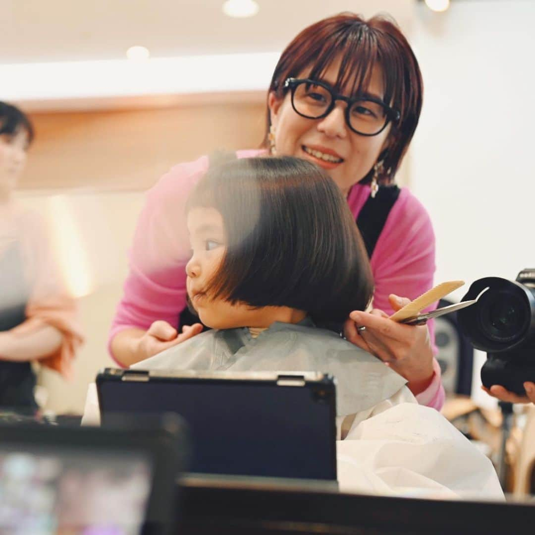 石野千尋さんのインスタグラム写真 - (石野千尋Instagram)「Goodbye lovely baby long curly hair 👩‍🦱 Her first haircut at the end of 3 years old with her best friend.She was able to cut 31cm and donate her hair✂️  4歳になる直前、これからの暑い夏に備えて親友と一緒に ヘアカットをしてきました！  おなかの中にいた時からエコーでも見えていたフサフサでくるくるの髪の毛🌀産まれた瞬間は髪の毛がすごくて、助産師さんにおにぎりちゃんと言われてたんだよ🍙  1枚目の写真は切る直前の最後のロングヘアー📷  自分で最初のハサミをいれさせてもらい、無事に31cm切ることができたのでヘアドネーションへ。小さいながらに色々理解し、自分の髪の毛が誰かの役に立つことを知るとバッサリ切る覚悟ができたようです。（最初はじいじかパパか錦鯉のひとに分けてあげようか？って言ってたけどね🤣）  大好きなお友達と一緒だったのも @yucali_halcali  心強かったね♡  大切な瞬間は、いつも素敵に仕上げてくれる @laf_garden つだちゃん @megutsuda にお願いしました✂️どうもありがとう。  4人子どもがいて、わちゃわちゃしすぎて母さんたち疲れ果てて😳ヘアカット後の写真が全然ないけど…母たちにとっても思い出深い1日になりました📓動画はリールに残しておこうかな！  #haircut #firstcut #babyhair #curlyhair #hairdonation #bob #bobhaircut #longhair #はじめてのヘアカット #ボブ #ヘアドネーション #3歳 #4歳 #こどもふく」7月25日 12時26分 - chihiroishino