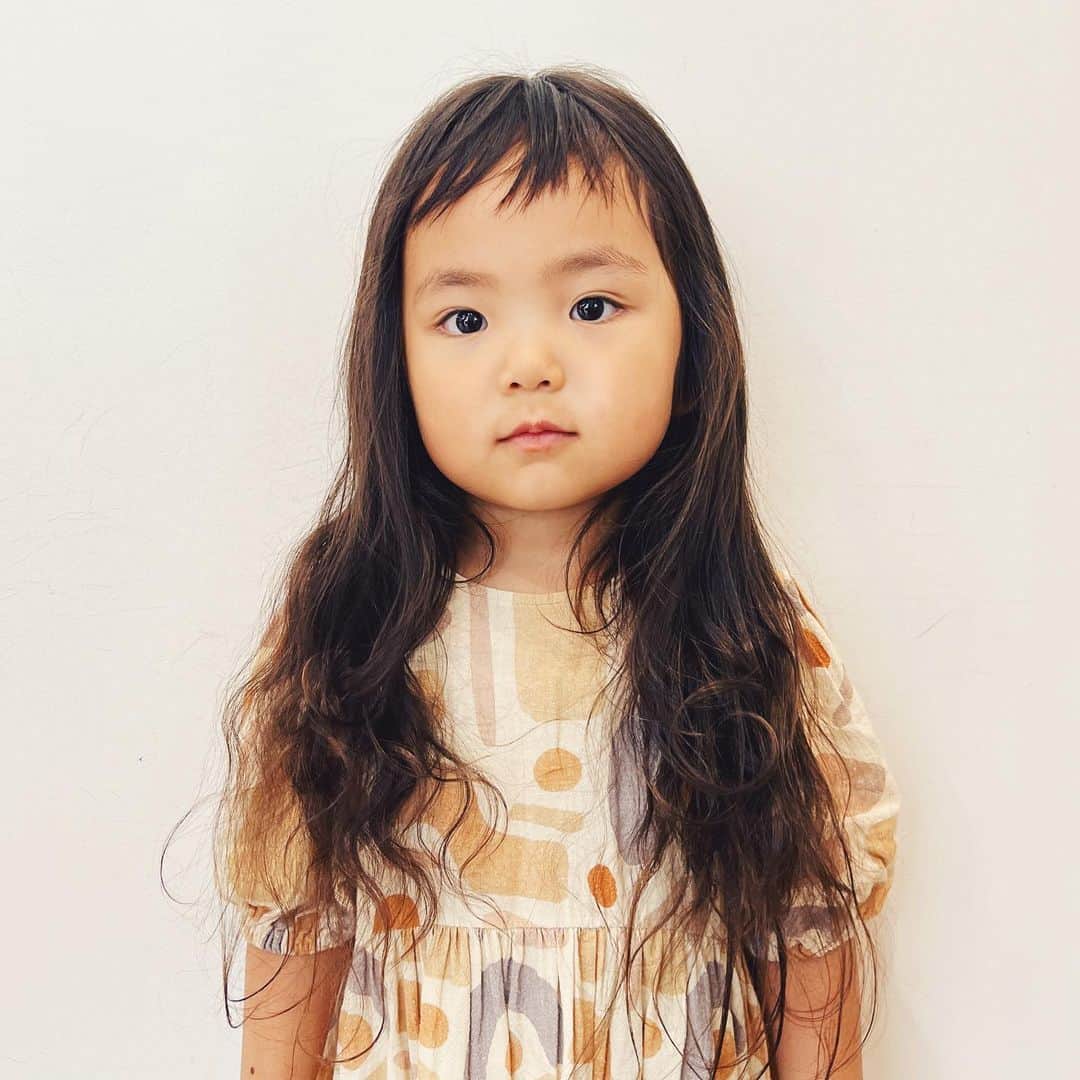 石野千尋のインスタグラム：「Goodbye lovely baby long curly hair 👩‍🦱 Her first haircut at the end of 3 years old with her best friend.She was able to cut 31cm and donate her hair✂️  4歳になる直前、これからの暑い夏に備えて親友と一緒に ヘアカットをしてきました！  おなかの中にいた時からエコーでも見えていたフサフサでくるくるの髪の毛🌀産まれた瞬間は髪の毛がすごくて、助産師さんにおにぎりちゃんと言われてたんだよ🍙  1枚目の写真は切る直前の最後のロングヘアー📷  自分で最初のハサミをいれさせてもらい、無事に31cm切ることができたのでヘアドネーションへ。小さいながらに色々理解し、自分の髪の毛が誰かの役に立つことを知るとバッサリ切る覚悟ができたようです。（最初はじいじかパパか錦鯉のひとに分けてあげようか？って言ってたけどね🤣）  大好きなお友達と一緒だったのも @yucali_halcali  心強かったね♡  大切な瞬間は、いつも素敵に仕上げてくれる @laf_garden つだちゃん @megutsuda にお願いしました✂️どうもありがとう。  4人子どもがいて、わちゃわちゃしすぎて母さんたち疲れ果てて😳ヘアカット後の写真が全然ないけど…母たちにとっても思い出深い1日になりました📓動画はリールに残しておこうかな！  #haircut #firstcut #babyhair #curlyhair #hairdonation #bob #bobhaircut #longhair #はじめてのヘアカット #ボブ #ヘアドネーション #3歳 #4歳 #こどもふく」
