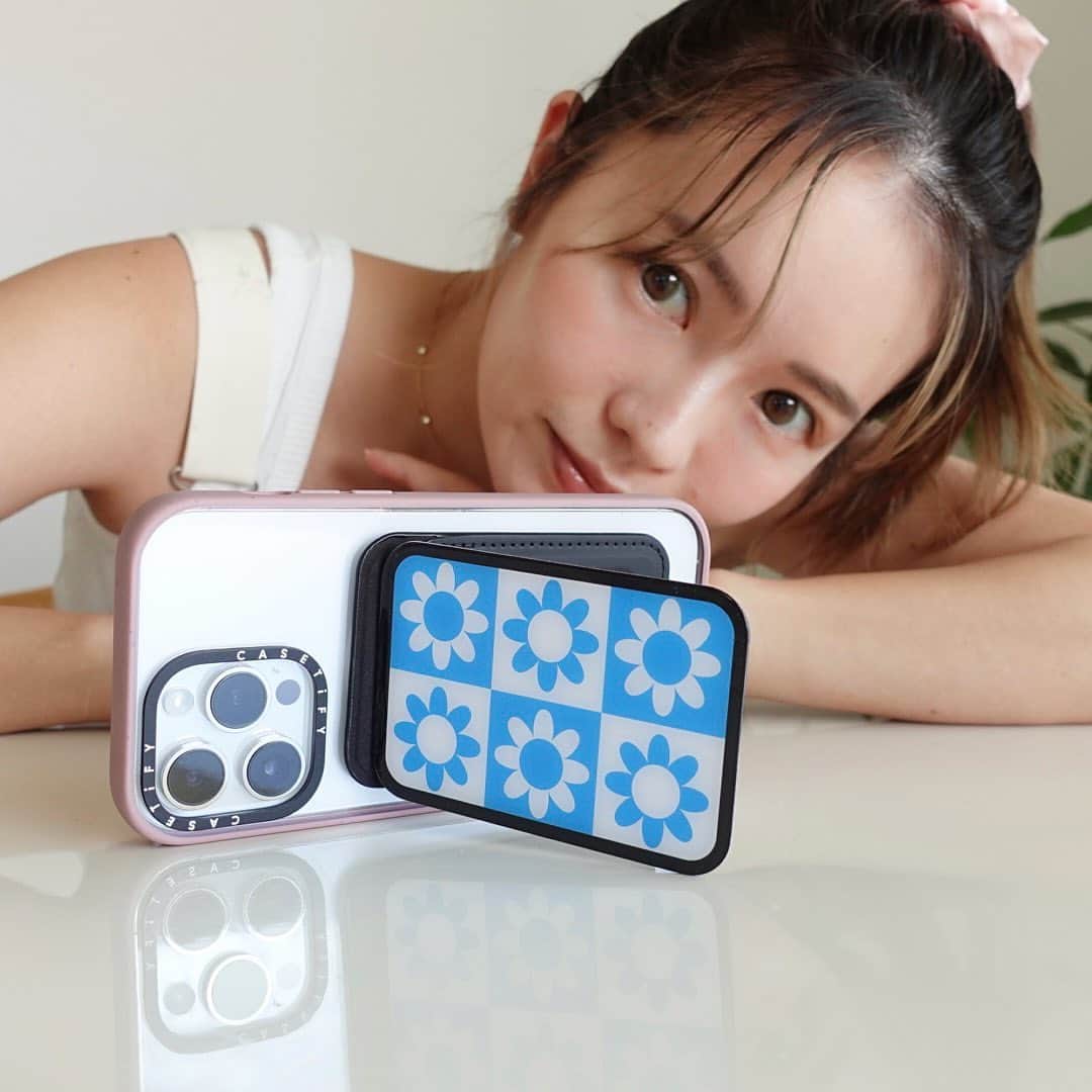 鈴木あやのインスタグラム：「夏だしiPhoneケース可愛すぎるカスタムにチェンジ📱💖長年愛用している @casetify_jp からMagsafeアクセサリーが新発売してて便利なカードホルダースタンドとモバイルバッテリーが便利すぎるのよっ👌🏻✨  強力な磁石でくっつくしサッと取り外し簡単なのがいい☺️もう最近はとにかく利便性が良いもの探しまくり🥺🧡笑 インパクトケースにしてから私はiPhone割れたこと1回もないし、透明なケースだけど黄ばみにくい素材だから好き🧚🏻‍♀️✨  @casetify_jp で使える15%OFFのプロモコードいただいたのでぜひ使ってね👉🏻 15AYASUZUKI  @casetify_jp #CASETiFYPartner #モバイルバッテリー#スマホリング#スマホスタンド#スマホグリップ」