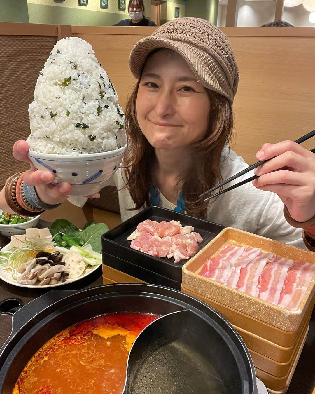 アンジェラ佐藤さんのインスタグラム写真 - (アンジェラ佐藤Instagram)「腰痛と戦いながらもご飯はしっかり食べます(ºωº)  #しゃぶ葉  #しゃぶ葉札幌狸小路店 @syabuyo  #札幌しゃぶしゃぶ食べ放題 #札幌ランチ #涮涮鍋 #吃到飽 #札幌吃到飽 #韓国フェアやってる #ユッケジャンだし #海鮮の旨みたっぷり出ててなまら旨い #ご飯は  #漫画盛り #マンガ盛り #まんが日本昔ばなし盛り #ちなみに腰痛は痛み止め飲んだら動けるレベルまで回復しました  #食べて元気になる方程式笑 #いつもたくさん食べさせてくださりありがとうございます #いっぱい食べれる事に感謝 #北海道吃到飽 #北海道好吃 #ヒンナヒンナ」7月25日 12時19分 - angela_satou