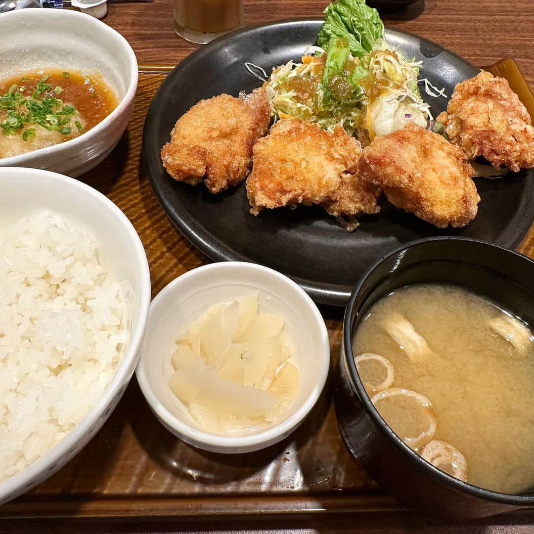 まえちゃんねるさんのインスタグラム写真 - (まえちゃんねるInstagram)「今日のランチは、唐揚げ定食🍚サクサクで旨い！おろしでさっぱり頂かないと辛いお年頃😁  #ランチ #今日のランチ #唐揚げ #定食 #ガスト」7月25日 12時20分 - n_skywalker