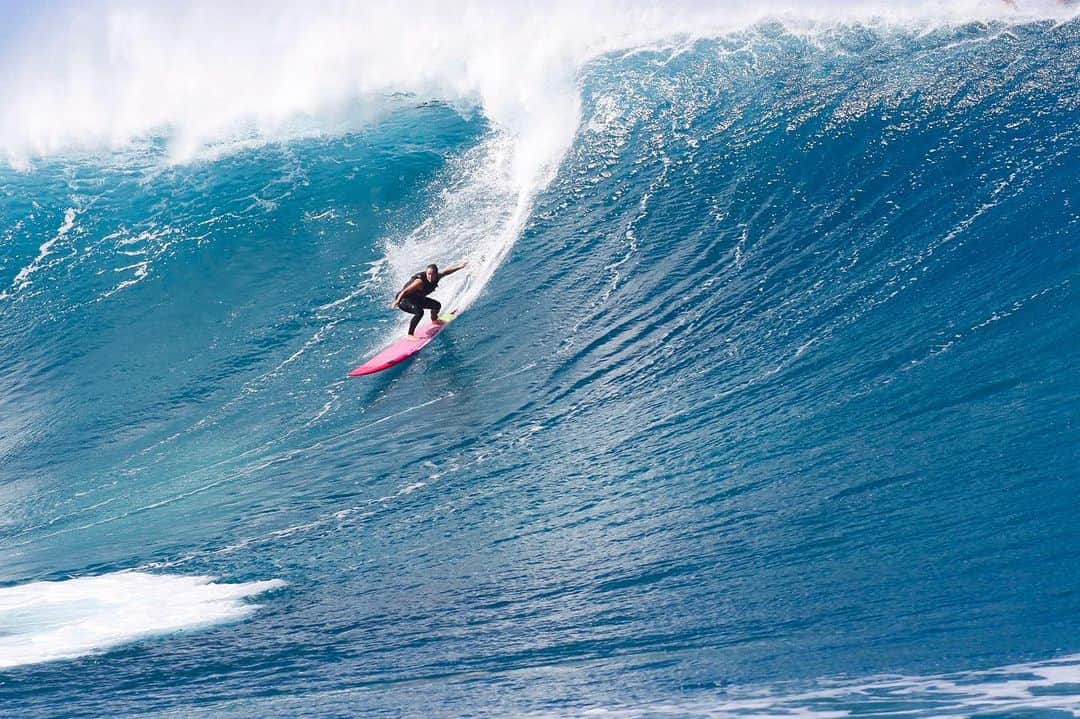 フェリシティー・パルマティアーのインスタグラム：「Some thoughts, six months post the best winter on my life:   It’s in these moments, I find myself fully present, letting go of any worries or distractions. The ocean has a way of washing away my stress, leaving me with a clear mind and an open heart. The vastness of the ocean seems to mirror the depth of my inner self, encouraging me to explore my thoughts and emotions on a deeper level.   @dylanshapes @oneoceaninternational @usanaathletes @usanaanz @usanaathletes @creaturesofleisure @surfline @surfline_aus」