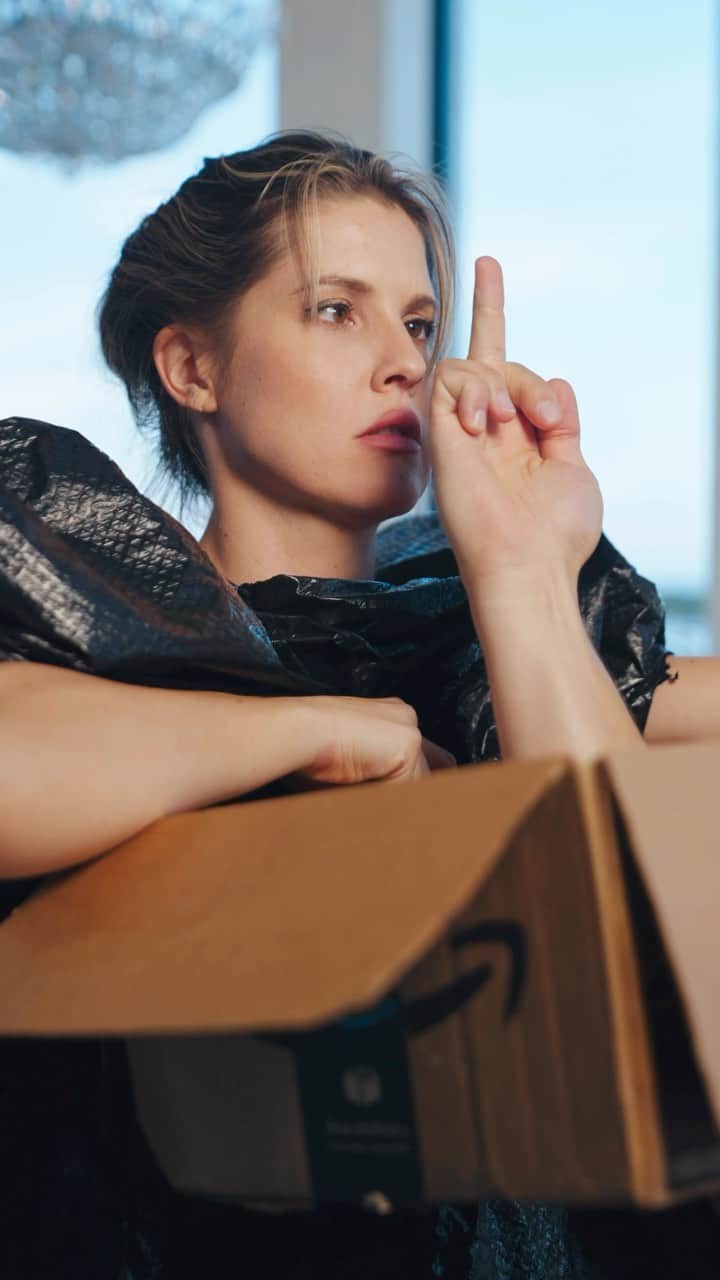 Amanda Cernyのインスタグラム：「I can never seem to get online shopping right 😩 so I made a short film about it」