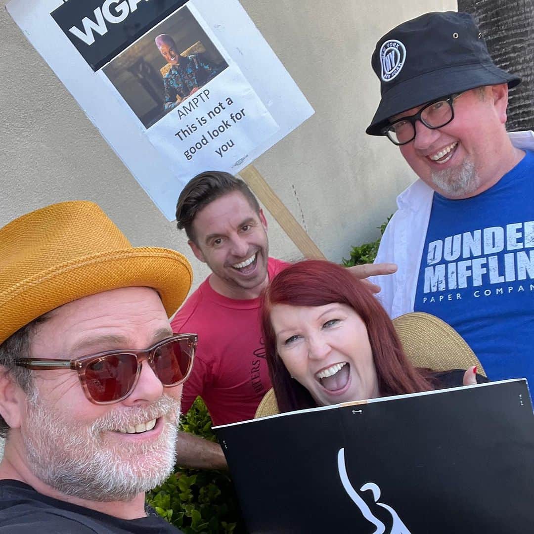 のインスタグラム：「Ran into old friends at the picket lines today at Warner Brothers!  Folks, this is about middle-class writers and actors trying to feed their families and pay their mortgages. This new streaming business model that has (impetuously and without any long-term consideration) transformed the entire industry over the last 5 years, has completely screwed over working class creatives in Hollywood in all kinds of ways - more draconian contracts, little to no residuals, and less writers room hires. For instance: remember the 57 BILLION MINUTES of The Office viewed on Netflix in 2020? Our “residuals” for that historic run were beyond pathetic. Netflix made out ok, however - a 27% jump and profits of 9B that year. Follow: @sagaftra for more info.」