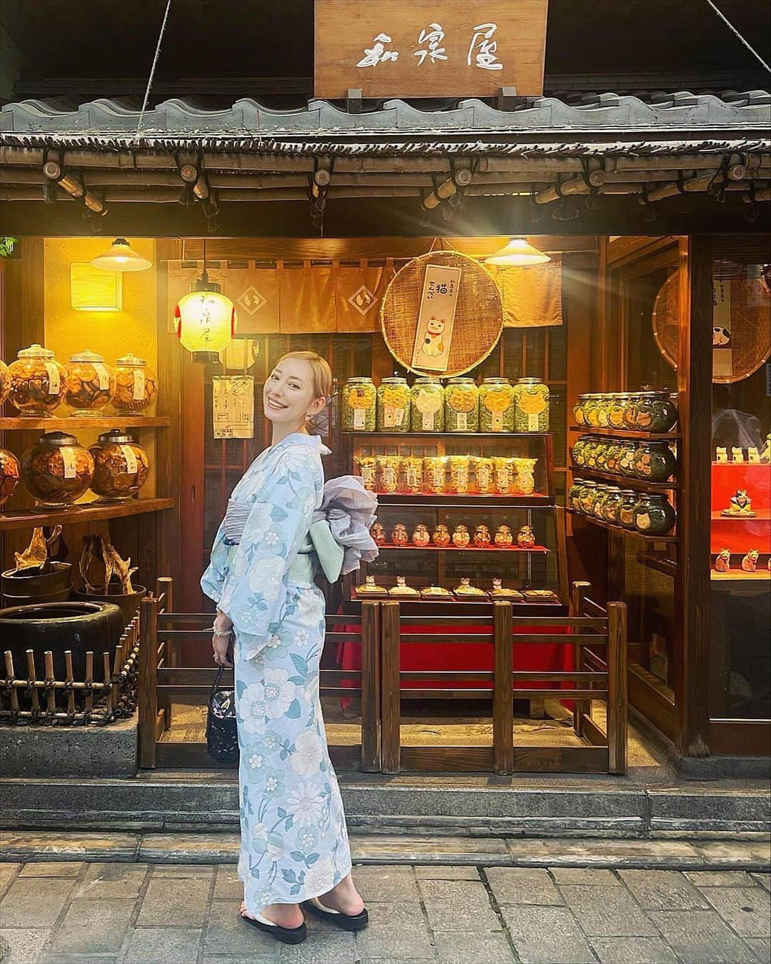 ダーブロウ有紗のインスタグラム：「ASAKUSA👘🍥🎐🏮💠  #asakusa #yukata #浅草 #浴衣 #vasara」