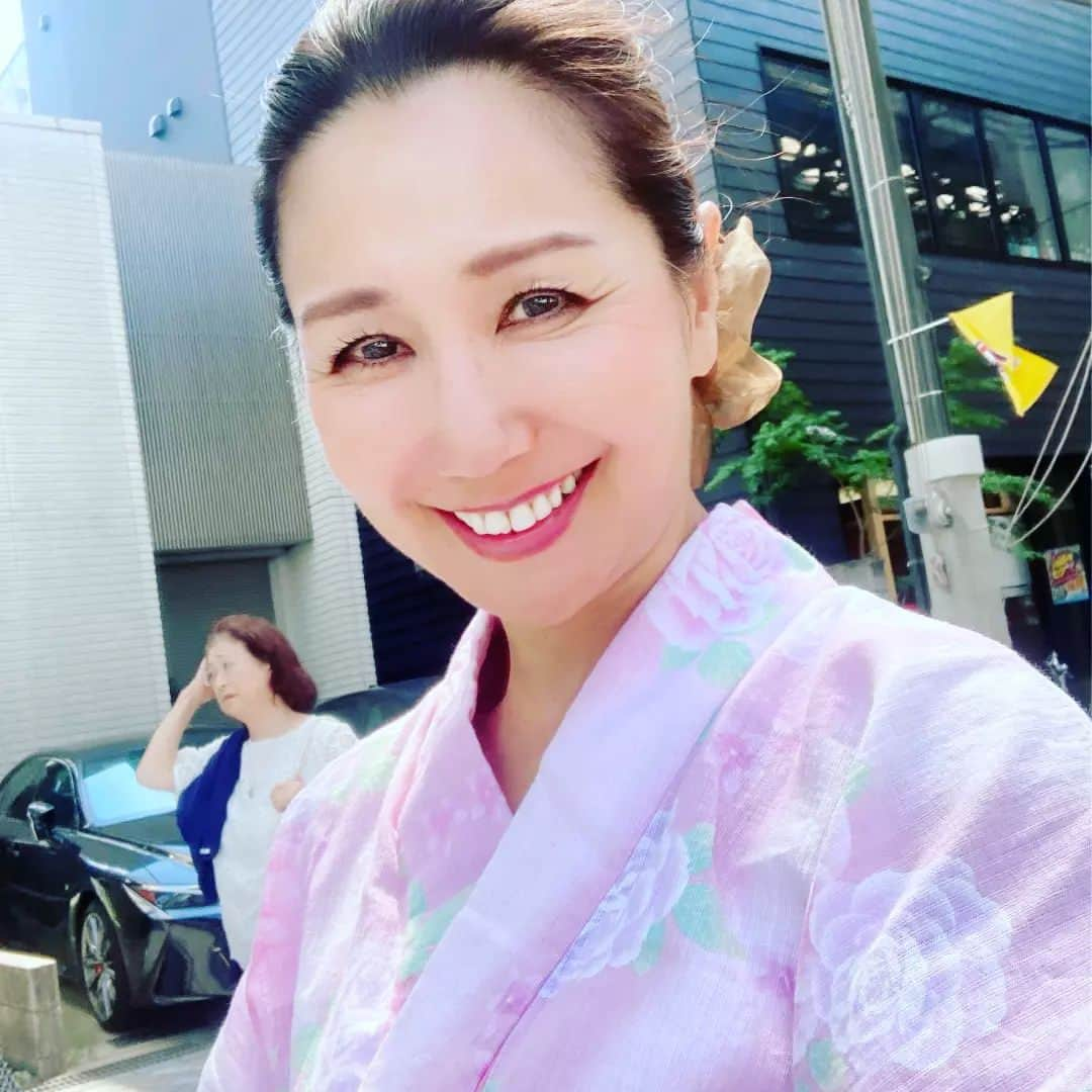 おかざきななのインスタグラム：「暑いけど、涼しげに歩く 粋な女性になりたいわ💖  #夏 #浴衣 #粋」