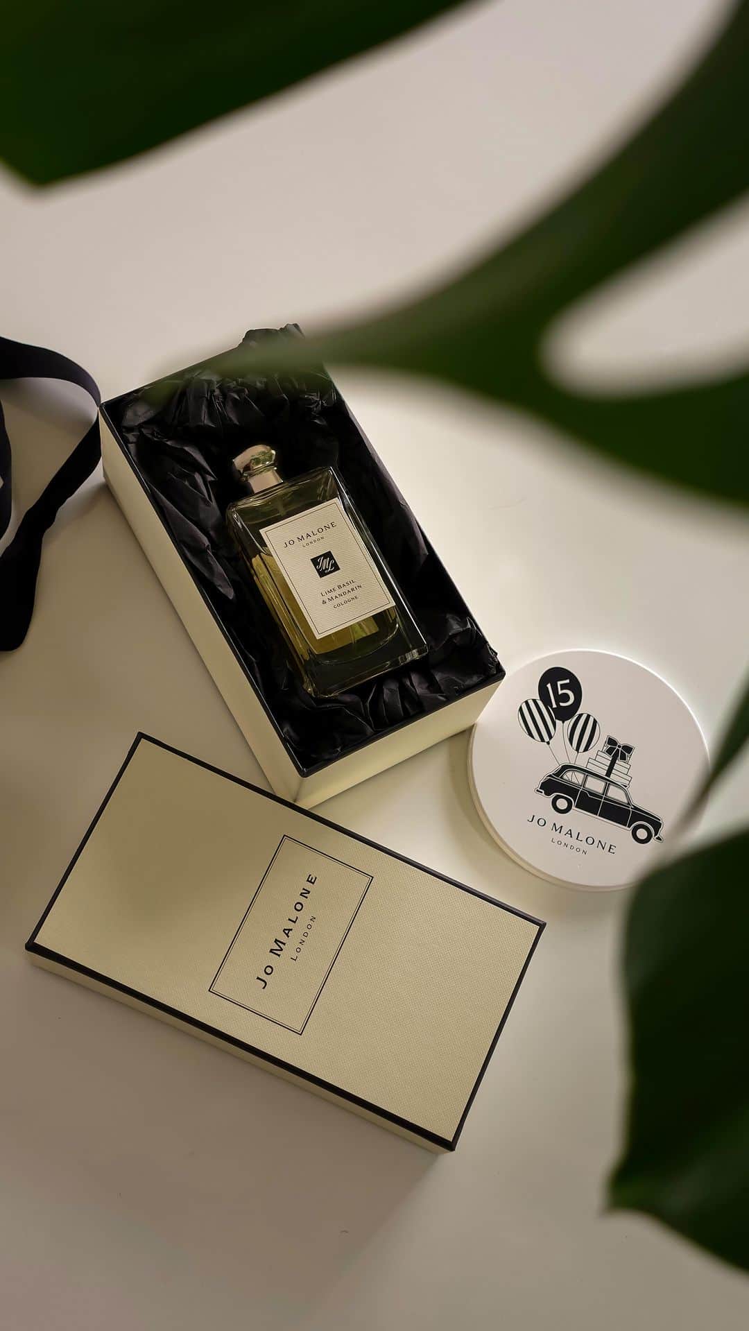 MOYAのインスタグラム：「素敵な贈り物が届きました♡ @jomalonelondon   Jo Malone Londonが日本に上陸して 15周年を記念した 日本限定オリジナルデザインのセラミックコースター🌿  コースターにコロンを吹きかけて 香りを楽しむこともできるよ🫶🏽  リラックス時間は心地良い香りと共に✨  #ジョーマローンロンドン #PR  @jomalonelondon」