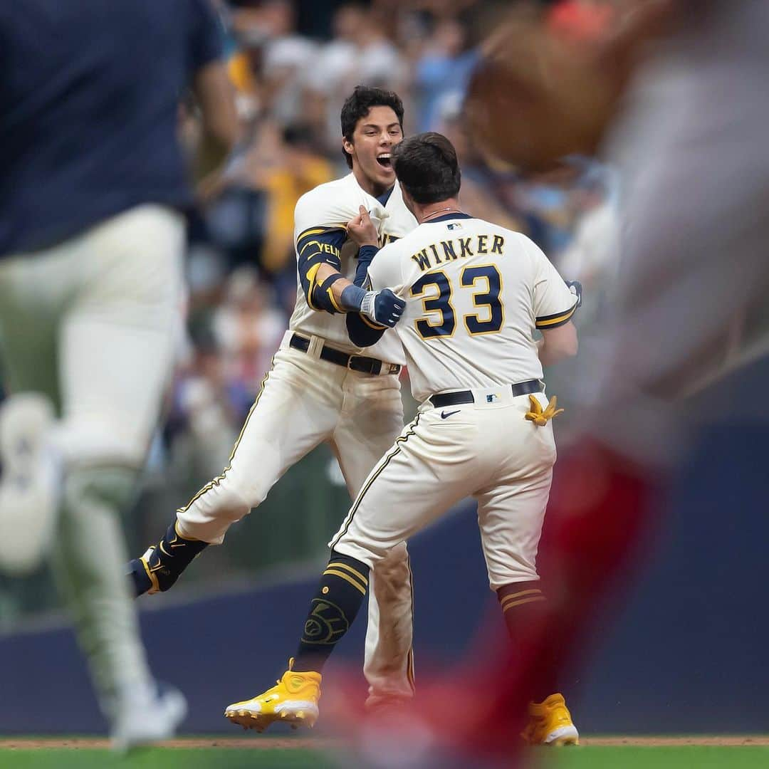 ミルウォーキー・ブルワーズさんのインスタグラム写真 - (ミルウォーキー・ブルワーズInstagram)「An epic moment in his epic season.   @christianyelich delivers again.   #ThisIsMyCrew」7月25日 12時37分 - brewers