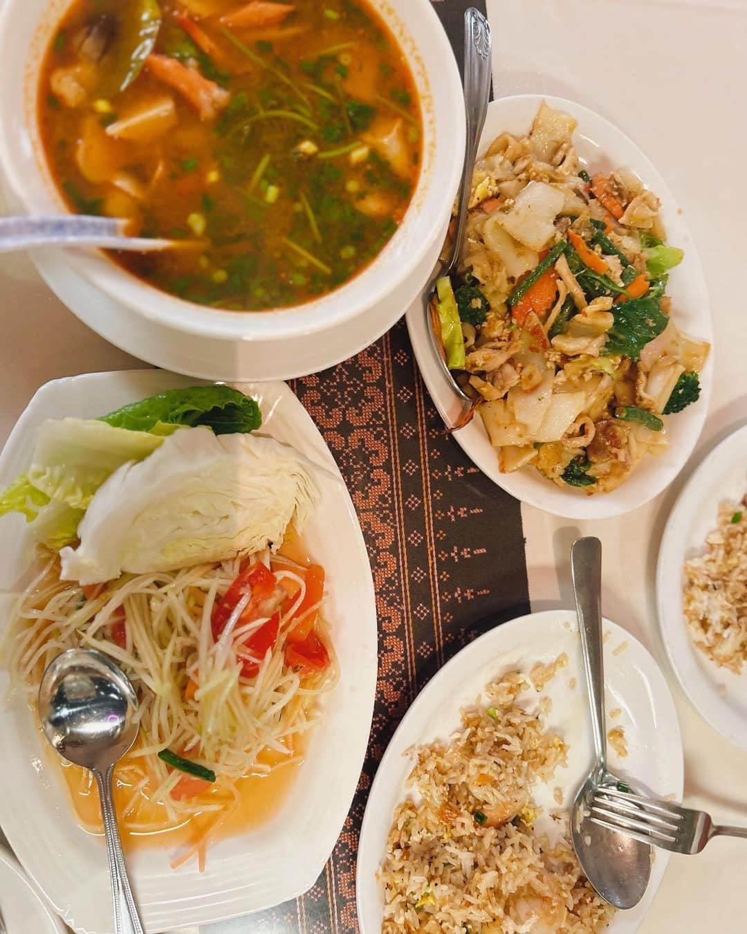 野沢和香さんのインスタグラム写真 - (野沢和香Instagram)「@thai_issan_cuisine ♡  昔撮影中に見つけたカイムキの地元の人で賑わうタイレストラン😍忘れられず行ってきました。 やっぱりクラシックなタイ料理で美味しいー😋！ ハワイはアジア料理のクオリティーが高くてアジア好きには天国🙌  #ハワイグルメ　#ハワイ情報」7月25日 12時38分 - wakanozawa