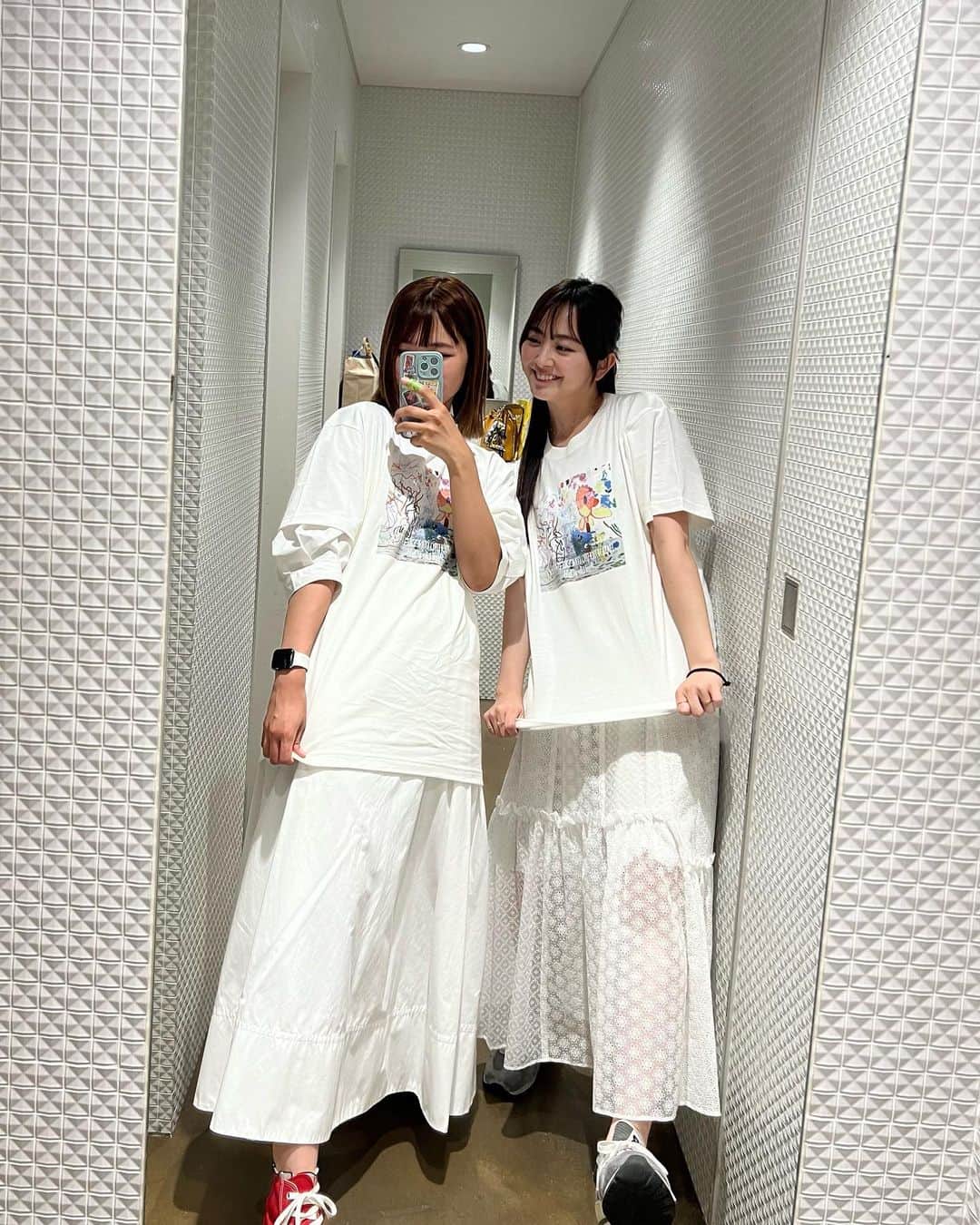 のインスタグラム：「先日、秦基博さんのLIVEに行ってきました！  この日をずっと楽しみにしてたから 本当に幸せな時間でした✨ ⁡ るかとたまたま洋服被ってた😂  LIVEの前にふたりでカラオケ行って 秦さんの歌を歌って気持ち高めてから行きました笑 ⁡ やっぱり音楽っていいですね 私は日々たくさんパワーをもらってます🌻 ⁡ さ、今日も稽古頑張ってきます！  #秦基博」