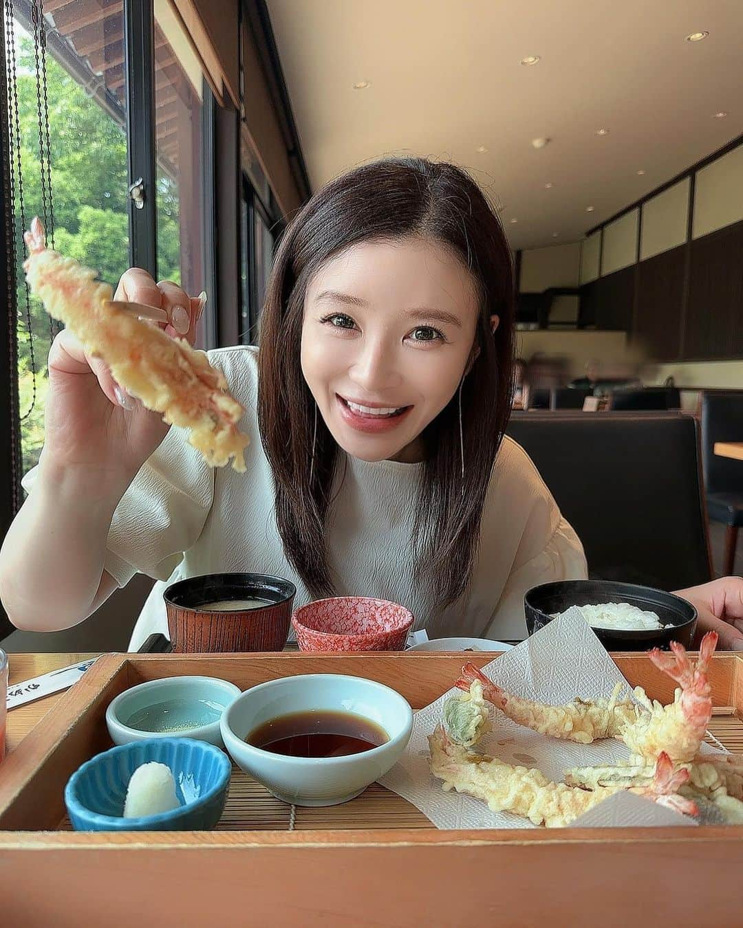 手島優さんのインスタグラム写真 - (手島優Instagram)「・  新婚旅行1日目で食べたランチの 車えびの天ぷら定食めちゃくちゃ美味しかったです🍤  頭から揚げてあってサックサクで、身はふっわふわでエビ味噌が濃厚でお箸が止まりませんでした🥢🤩  「美味しいものは幸せにしてくれるねぇ〜♪」  なんて言いながら夫婦でモリモリ食べました♪✌️   あさりバターも頼んだのですが、　  　  蓋取る時に夫がちっちゃく熱っ！！　  ってなってて可愛かったです。笑  　  🍀  キレイな景色を眺めながら、　 　 美味しいご飯を食べて〜最高の旅のスタートでしたん🙌　  #ランチ　#お昼ご飯 #新婚旅行　#旅行　#車海老　#天ぷら　#美味しかった　#甲殻類　#大好き　#好き　#頭の先からしっぽまで食べる派 #夫婦　#ゆっくり　#癒し」7月25日 12時41分 - tejimayuu0827