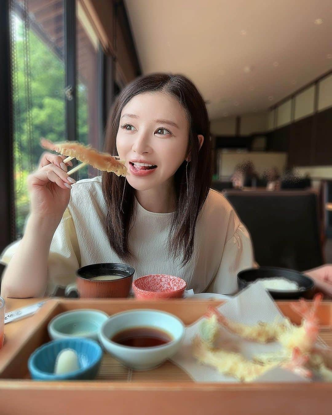 手島優さんのインスタグラム写真 - (手島優Instagram)「・  新婚旅行1日目で食べたランチの 車えびの天ぷら定食めちゃくちゃ美味しかったです🍤  頭から揚げてあってサックサクで、身はふっわふわでエビ味噌が濃厚でお箸が止まりませんでした🥢🤩  「美味しいものは幸せにしてくれるねぇ〜♪」  なんて言いながら夫婦でモリモリ食べました♪✌️   あさりバターも頼んだのですが、　  　  蓋取る時に夫がちっちゃく熱っ！！　  ってなってて可愛かったです。笑  　  🍀  キレイな景色を眺めながら、　 　 美味しいご飯を食べて〜最高の旅のスタートでしたん🙌　  #ランチ　#お昼ご飯 #新婚旅行　#旅行　#車海老　#天ぷら　#美味しかった　#甲殻類　#大好き　#好き　#頭の先からしっぽまで食べる派 #夫婦　#ゆっくり　#癒し」7月25日 12時41分 - tejimayuu0827