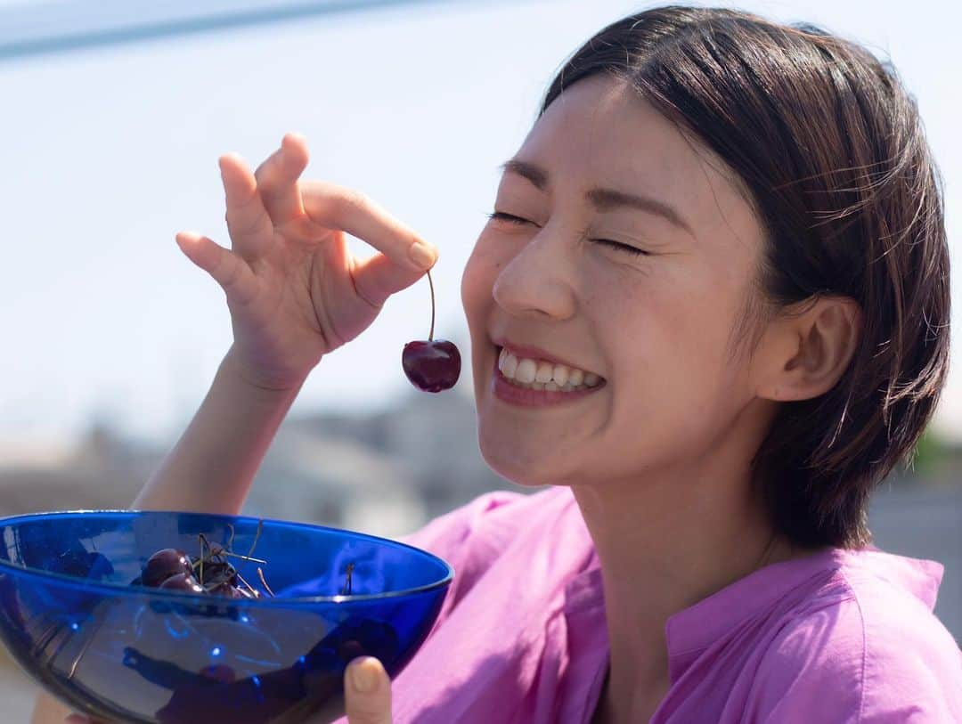 渡辺早織さんのインスタグラム写真 - (渡辺早織Instagram)「朝日新聞デジタル&M 『渡辺早織の思い出ちょっぴり、つまみぐい。』 執筆記事が公開されました。  今回は土曜日のおやつのお話🥞  おばあちゃんがいつも作ってくれていた サワーチェリーのパンケーキを求めて…🍒  みなさんは子どものころに大好きだった おやつは何がありますか？☺️🍮 ぜひ教えてください🍀  感想、いいね&Mのサイトの方でも お待ちしております☺️  ぜひご一読ください🌸 記事のリンクはストーリーに貼ります。  #andm #朝日新聞デジタル  #思い出ちょっぴりつまみぐい #料理 #おうちごはん #簡単レシピ #レシピ動画」7月25日 12時52分 - _watanabesaori_