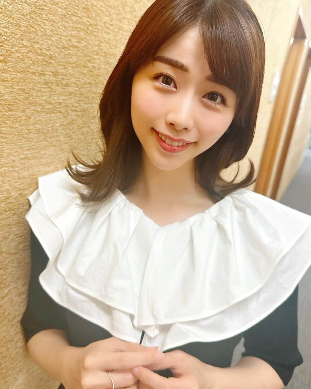 のインスタグラム：「. 最近の衣装だったり、髪型だったり🌼🤍🌼🤍 今日は19:30から中継です🎤 ここ最近は日中担当することが多かったのでなんだか久しぶりのナイター！ 頑張ります☺️」