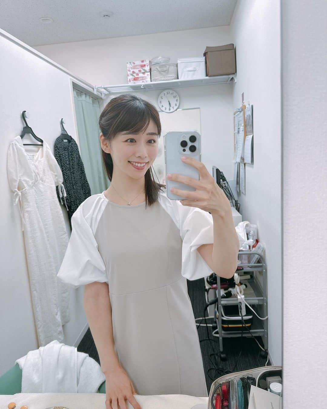 伊藤京子さんのインスタグラム写真 - (伊藤京子Instagram)「. 最近の衣装だったり、髪型だったり🌼🤍🌼🤍 今日は19:30から中継です🎤 ここ最近は日中担当することが多かったのでなんだか久しぶりのナイター！ 頑張ります☺️」7月25日 12時47分 - kyoko_ito1128