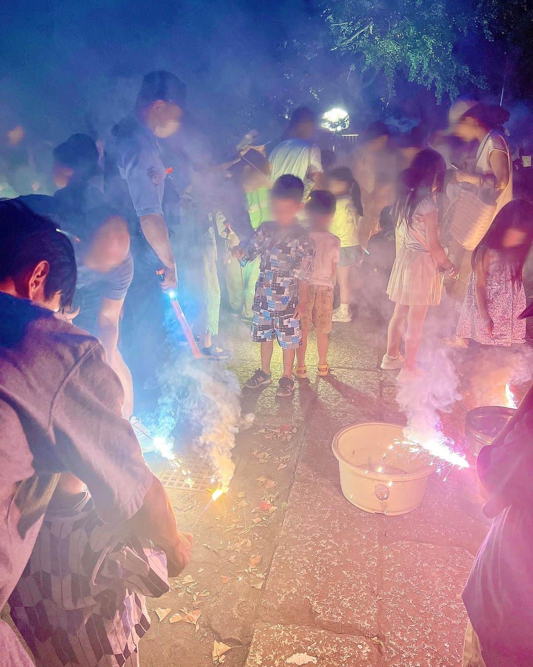 利咲さんのインスタグラム写真 - (利咲Instagram)「世田谷区岡本の子ども花火大会に参加してきました！ 長圓寺に集合し、打ち上げ花火と手持ち花火の準備から致しました。 子どもたちがたくさん集まり、浴衣姿だったり、追いかけっこをしていたり、夏休みがスタートしてかわいらしい姿を見ることが出来ましたよ👘  打ち上げ花火は消防団の団員さんたちが火を付けてくれるので安心安全ですよね🧨 小さい花火大会ですが、自治会など地域の方々とのふれあいで作られているのを感じて温かい雰囲気に包まれました。  一斉に手持ち花火を付けて盛り上がったので明るさが凄いことになってました！笑 私も一本だけ手持ち花火を楽しみました🎆  夏を感じることが出来て楽しいひと時でした♪ 今年は本当に至る所でお祭りが開催されていて日本の夏らしくなって良いですね🌻 世田谷区のお祭りなどでどこかで見かけたらお気軽にお声掛けて下さいね！  #若林りさ #日本維新の会 #世田谷区  #世田谷区議会 #世田谷区議会議員 #新人議員 #世田谷イベント  #せたがや #世田谷区 #世田谷 #setagaya #setagayaku  #setagayaevent  #世田谷区岡本 #子ども花火大会 #長圓寺 #長円寺」7月25日 12時47分 - himeringo908