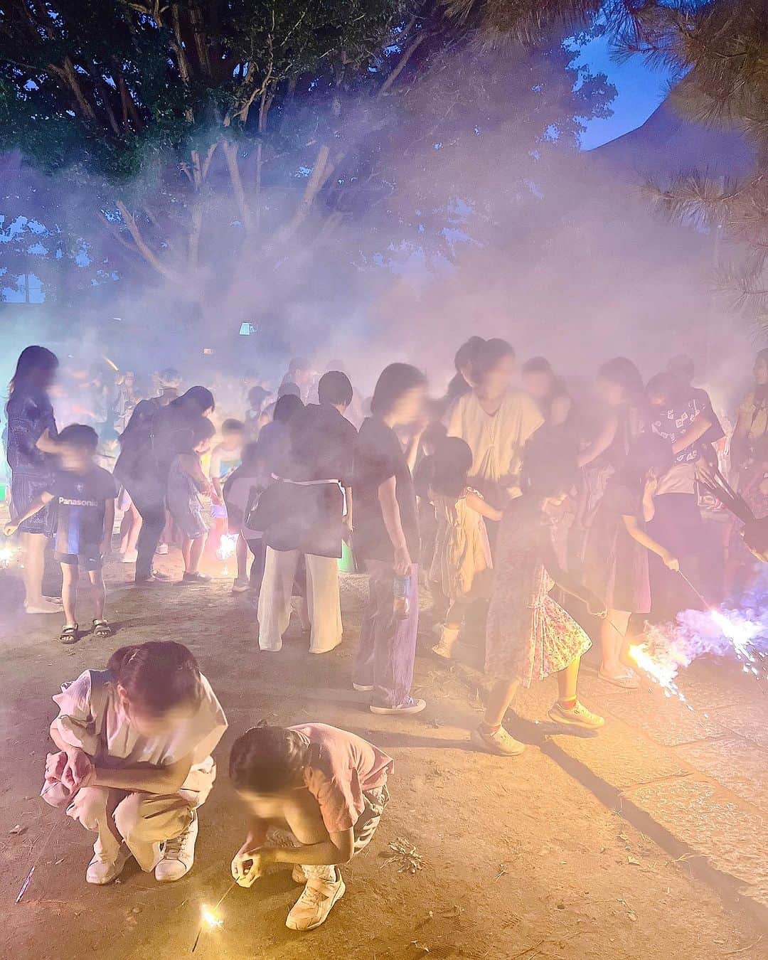 利咲さんのインスタグラム写真 - (利咲Instagram)「世田谷区岡本の子ども花火大会に参加してきました！ 長圓寺に集合し、打ち上げ花火と手持ち花火の準備から致しました。 子どもたちがたくさん集まり、浴衣姿だったり、追いかけっこをしていたり、夏休みがスタートしてかわいらしい姿を見ることが出来ましたよ👘  打ち上げ花火は消防団の団員さんたちが火を付けてくれるので安心安全ですよね🧨 小さい花火大会ですが、自治会など地域の方々とのふれあいで作られているのを感じて温かい雰囲気に包まれました。  一斉に手持ち花火を付けて盛り上がったので明るさが凄いことになってました！笑 私も一本だけ手持ち花火を楽しみました🎆  夏を感じることが出来て楽しいひと時でした♪ 今年は本当に至る所でお祭りが開催されていて日本の夏らしくなって良いですね🌻 世田谷区のお祭りなどでどこかで見かけたらお気軽にお声掛けて下さいね！  #若林りさ #日本維新の会 #世田谷区  #世田谷区議会 #世田谷区議会議員 #新人議員 #世田谷イベント  #せたがや #世田谷区 #世田谷 #setagaya #setagayaku  #setagayaevent  #世田谷区岡本 #子ども花火大会 #長圓寺 #長円寺」7月25日 12時47分 - himeringo908