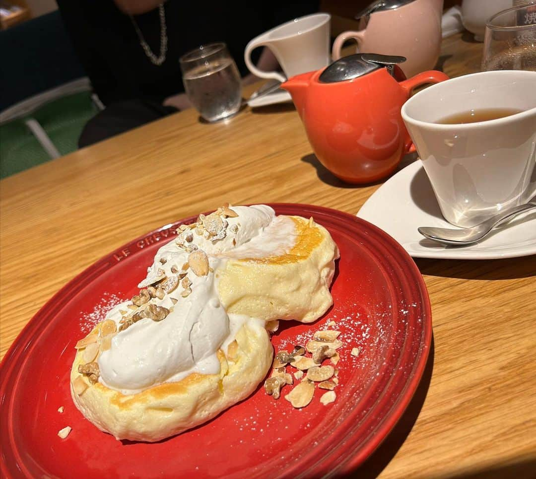 祐澄しゅんさんのインスタグラム写真 - (祐澄しゅんInstagram)「女子っぽい食べ物🥞 友達と🫖こんなふわふわの初めて食べたw 甘党じゃなかったからね🤣 そして久しぶりに外で飲酒🍷 バッタリ会えたのでちゃっかり便乗しちゃって3人で4本⁉︎ 久々楽しかったです。 #女子的な食べ物 #なんでも #楽しい時間はあっという間 #仕事の合間に #いい時間でした #祐澄しゅん」7月25日 12時53分 - satchy725