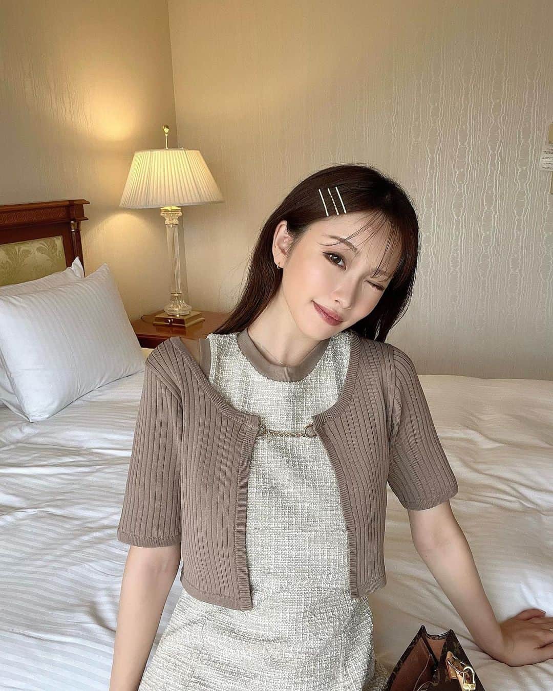 木田絵里香のインスタグラム：「. たまにこーゆーコーデしたくなるよね😙 カーデのゴールドチャームかわい♡ . TOPのURLから品番check🏷️ . #ワンピース#カーディガン#ワンピ#カーデ#綺麗めコーデ#スリットワンピース#resexxy」