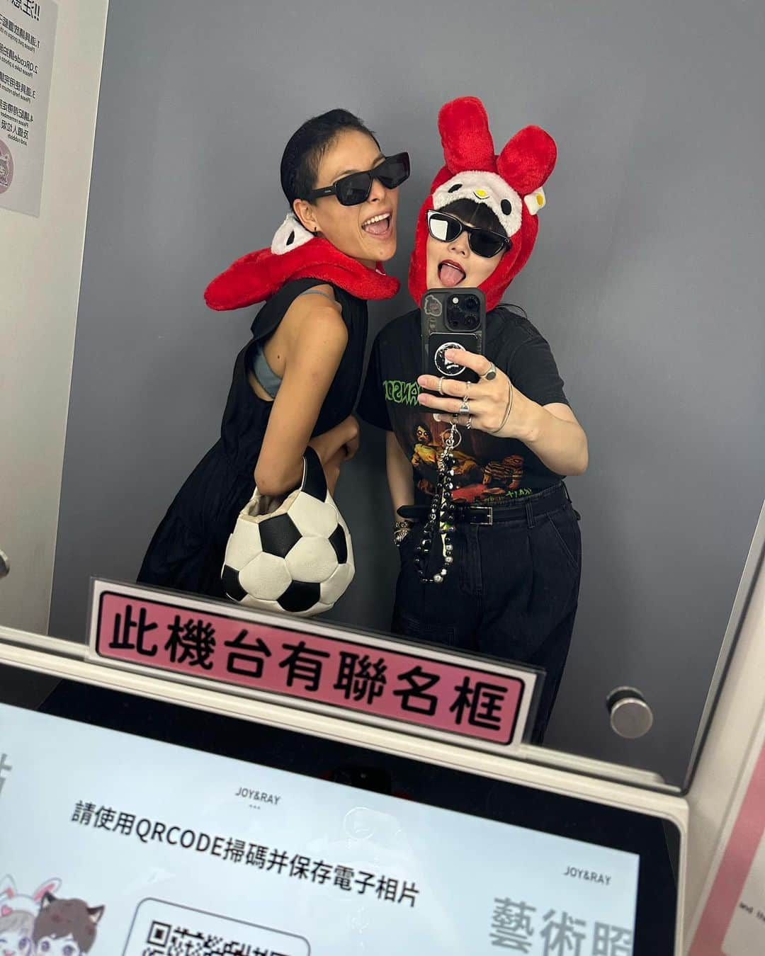 秋元梢さんのインスタグラム写真 - (秋元梢Instagram)「🤪❤️📸🐥🐰🖤🥟⚽️🍕🤲🏻👲🏻🐉🐪🍺🇹🇼 #ギャル旅 #台湾 #2ヶ国目 #ありなし」7月25日 12時56分 - akimoto_kozue