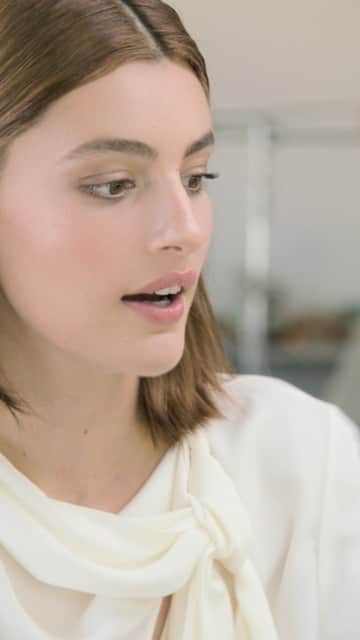 Clé de Peau Beauté Officialのインスタグラム：「Step Two of the #KeyRadianceCare routine: For fresh, dewy skin, look for a lotion that nurtures #SkinIntelligence. In this video, @DianaSilverss describes the second step in the #KeyRadianceCare routine and the best way to apply the lotion – using a piece of cotton, gently glide it across your skin.  Our lotions come in two formulas – Hydro-Softening if you have dry skin and need that extra burst of hydration, and Hydro-Clarifying if you have oily skin as this formula helps get rid of dead skin cells for that polished radiance.   To discover the third and final step in the Key Radiance Care routine, keep a lookout for our next episode.  #キーラディアンスケア のステップ 2： みずみずしくすこやかな輝きを引き出すためには、 #肌の知性 *を高める化粧水を使いましょう。  ダイアナ・シルバーズさん（@DianaSilverss）が #キーラディアンスケア のローションとコットンの使い方について説明しています。2 種類のローションはうるおいで肌を満たし、美しくすこやかな肌へ導きます。 〇モイストタイプ：クレ・ド・ポー ボーテ #ローションイドロＡｎ（医薬部外品） 〇クリアタイプ：クレ・ド・ポー ボーテ #ローションイドロＣｎ （医薬部外品)  キーラディアンスケアの 3 つ目のステップについては、次回のエピソードでご紹介します。  *「肌の知性」とは、すべての人が生まれながらにそなえている、生涯美しい輝きを保ち続けるための鍵です。」