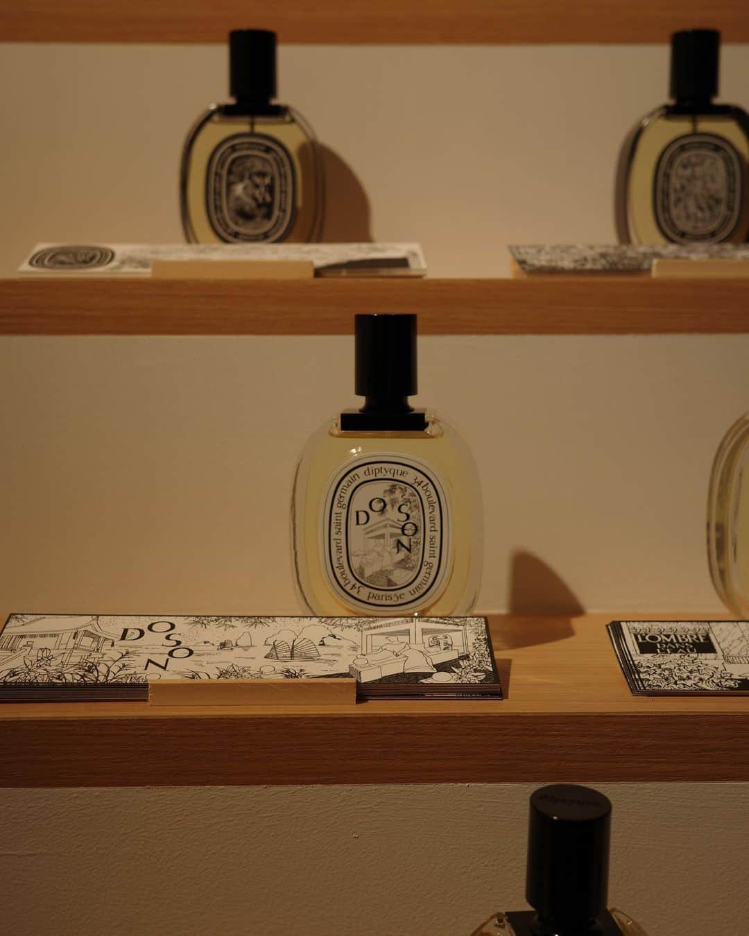 のインスタグラム：「@diptyque  インドシナで過ごした子供時代の想い出の繊細さと いつまでも心から離れない記憶を表現したという ドラマティックなストーリーまで  まとめて愛しているDOSON❤︎」