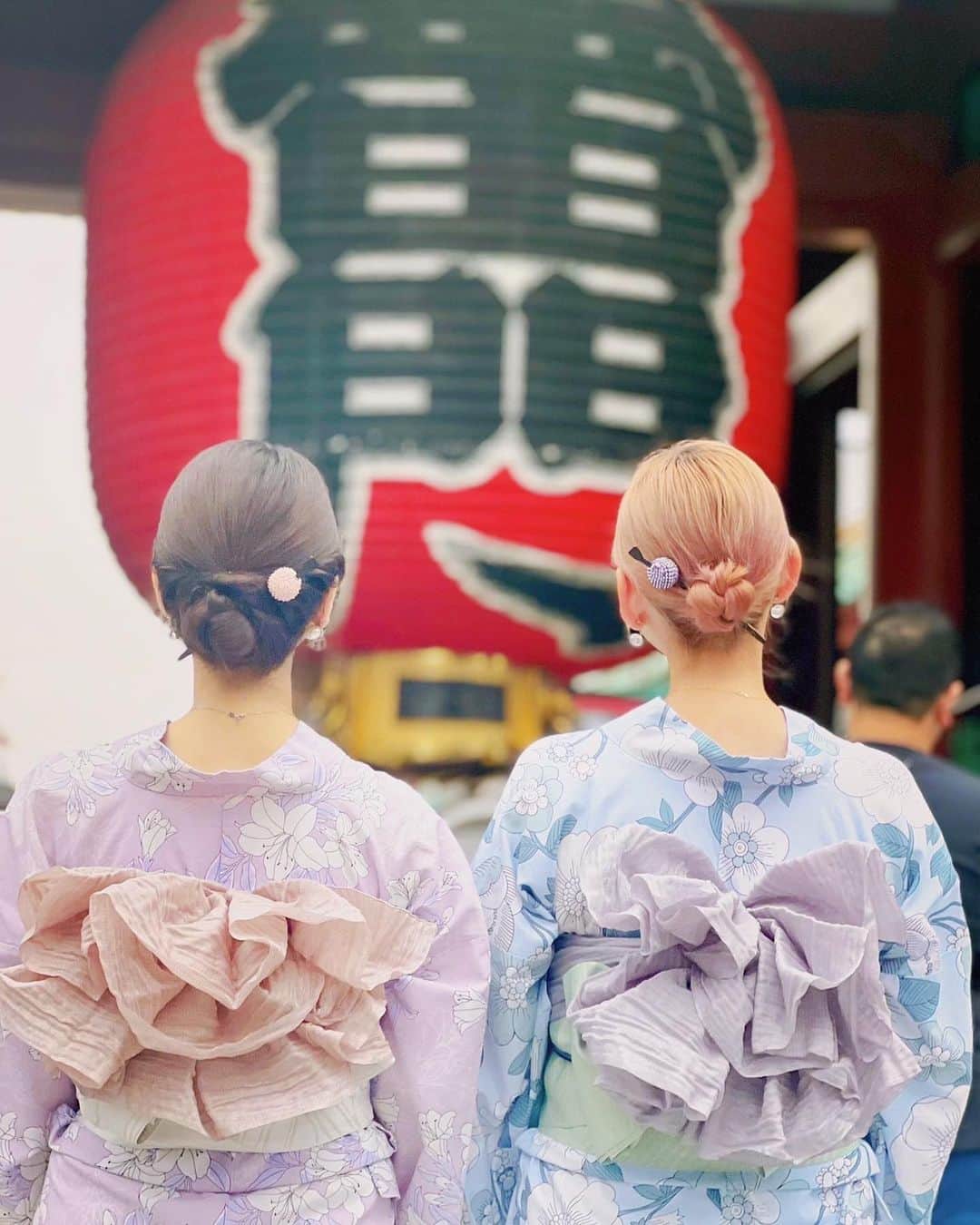 ダーブロウ有紗のインスタグラム：「ちーちゃんと浅草浴衣デート👘  7年くらい前に急に花屋敷いこ！って誘われて🤣  ちーといえば浅草！というイメージがあったので お誕生日お祝いで浅草デートしてみた🤍  👦🏼預けての久々の浴衣にテンション高め。 たくさん写真撮っちゃった🤭  浅草さいこう！  #写真最後は7年前の花屋敷 #かれこれ18年くらいのお付き合い #asakusa #yukata #浅草 #浴衣 #浅草寺 #人力車 #vasara」