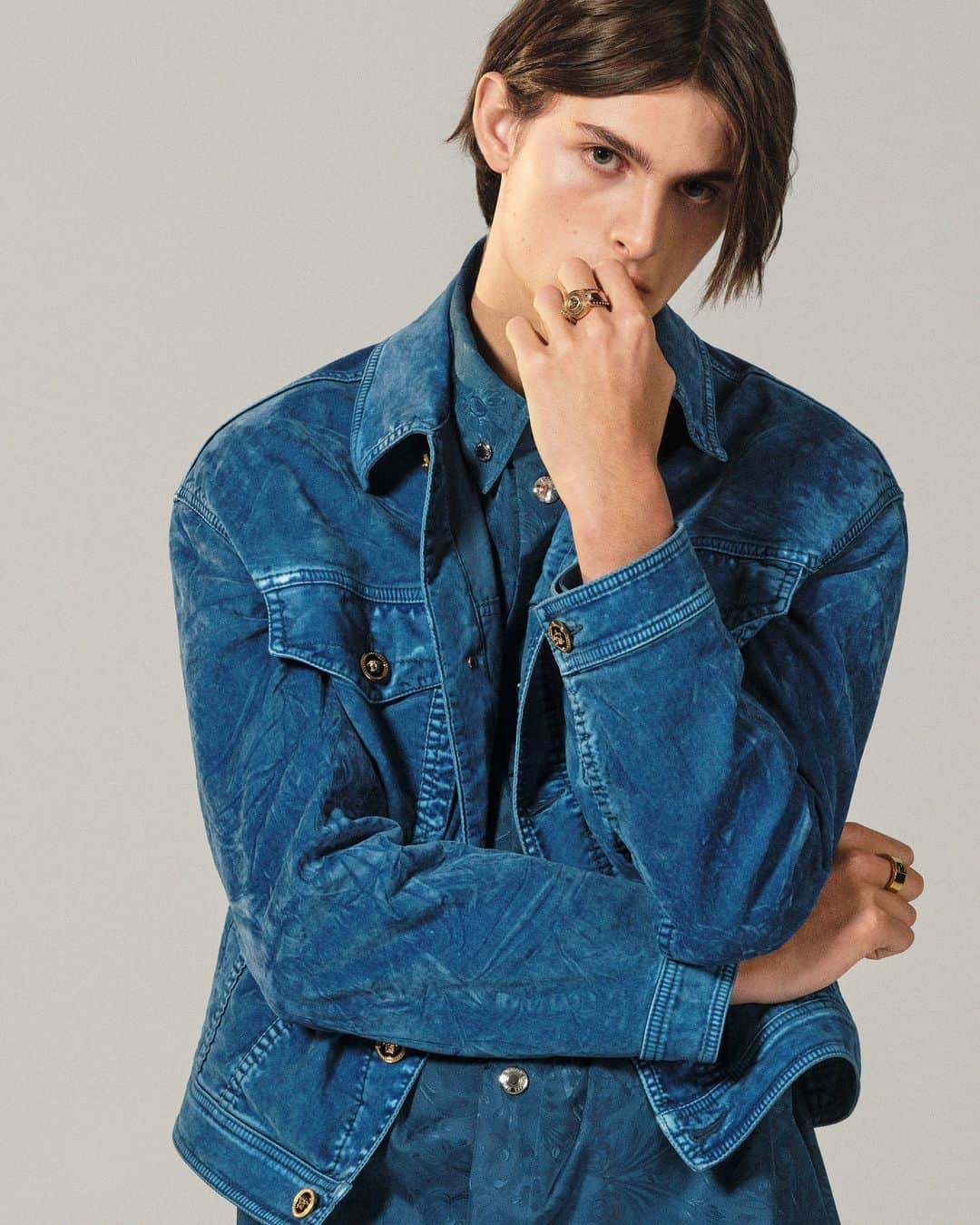 ジャンニヴェルサーチのインスタグラム：「Alternate takes on a classic denim jacket in brushed velvet for #VersacePreFall23  Now at Versace.com via the link in bio.」