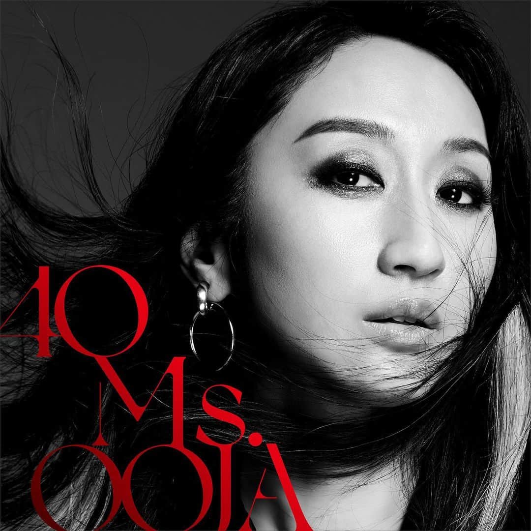 Ms.OOJAのインスタグラム：「Album「40」より 第一弾デジタルシングル「Desert」配信スタートしました✨✨  そしてジャケ写も公開✨✨ 「30」から「40」へ 10年前のみんなの「10年後は40だね」の声に応える形で、節目の作品をリリース出来ることが嬉しいです。  第一弾シングルの「Desert」のタイトルは砂漠という意味もですが、砂時計という意味合いが強いです。 大人になって過去の恋愛で学んだことはたくさんあるはずなのに、逆に身動きが取れなくなっていく。 まるで砂時計の砂が足元にどんどん溜まっていくような、恋愛における枯渇感、焦燥感を表現しました。 制作はルンヒャン @runghyang とSingo.S @shingosjp  元々二人がタッグで作る湿り気のある曲のファンだったので、非常に「女くさい」曲が出来てとても嬉しいです。  Lyrics：Ms.OOJA ・RUNG HYANG Music：Ms.OOJA・Shingo S.・RUNG HYANG Arrange：Shingo.S  #msooja #40 #desert」