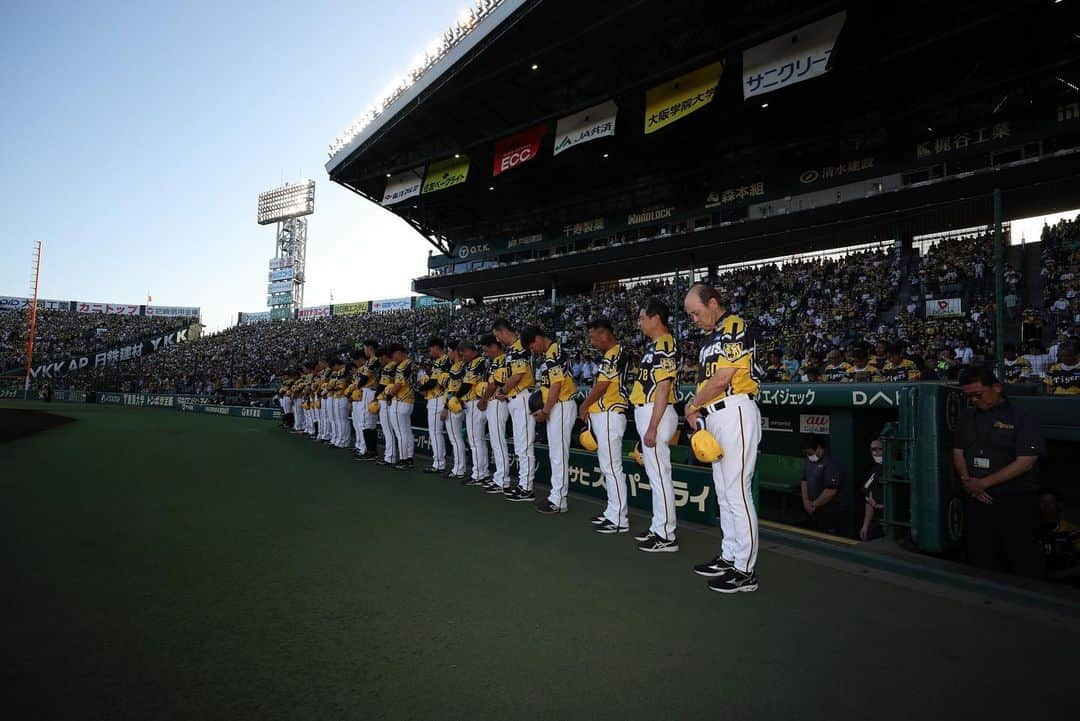 阪神タイガースさんのインスタグラム写真 - (阪神タイガースInstagram)「2023年7月18日に逝去された#横田慎太郎 さんに哀悼の意を表し、 7月25日、甲子園球場での巨人戦、鳴尾浜球場でのソフトバンク戦において追悼セレモニーを行いました #阪神タイガース  #横田慎太郎 さん #24  #ありがとう」7月26日 0時02分 - hanshintigers_official