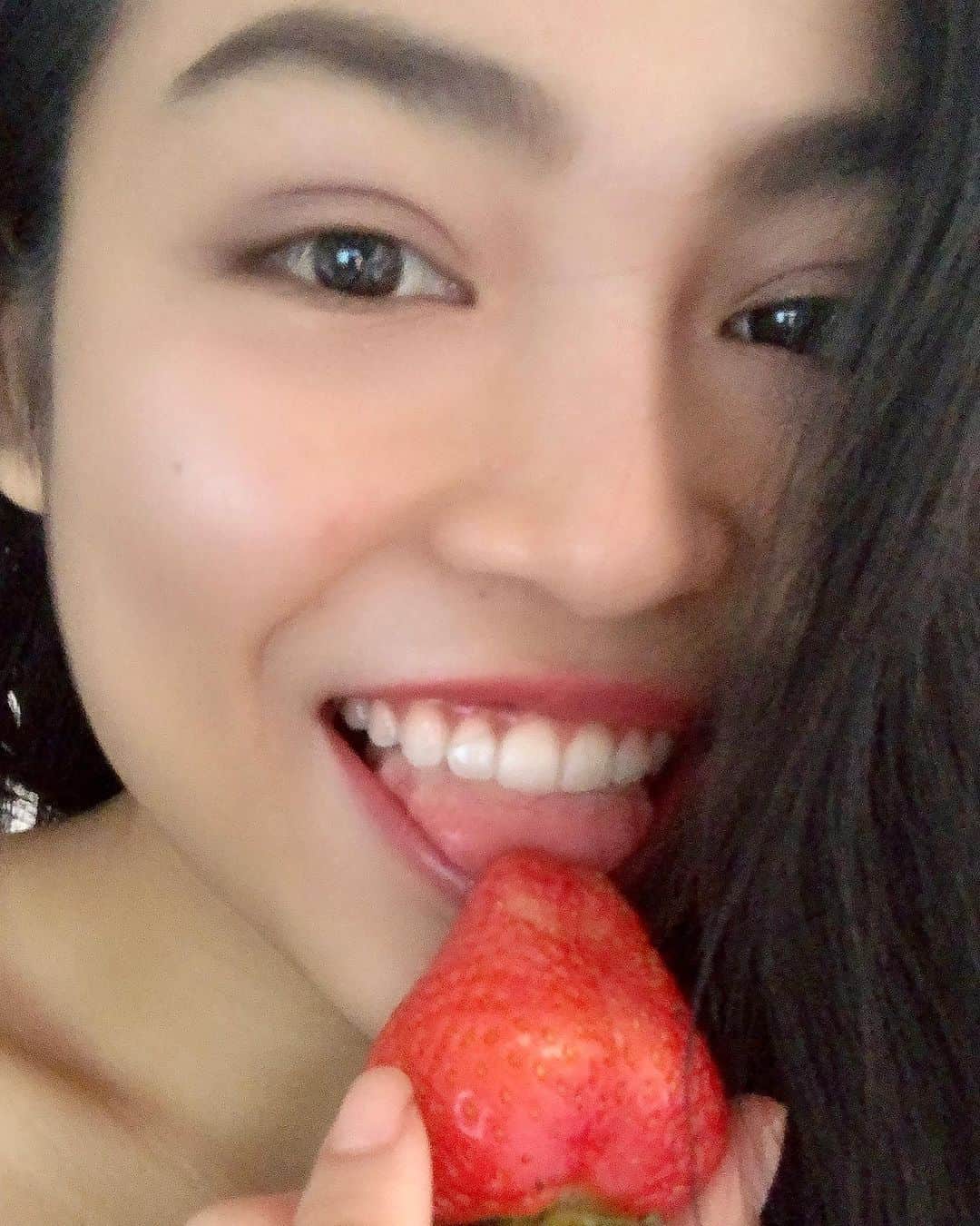 志摩マキのインスタグラム：「いちご🍓💓🐰  #🍓　#いちご　#strawberry #love #yumyum #ichigo #newyork #newyorkgirl #nyc #nycmodel #lamodel #japanesegirl #japanesemodel #タイ　#タイ旅行 #タイ好きな人と繋がりたい #🇹🇭 #🇯🇵 #🇺🇸 #🇪🇸」