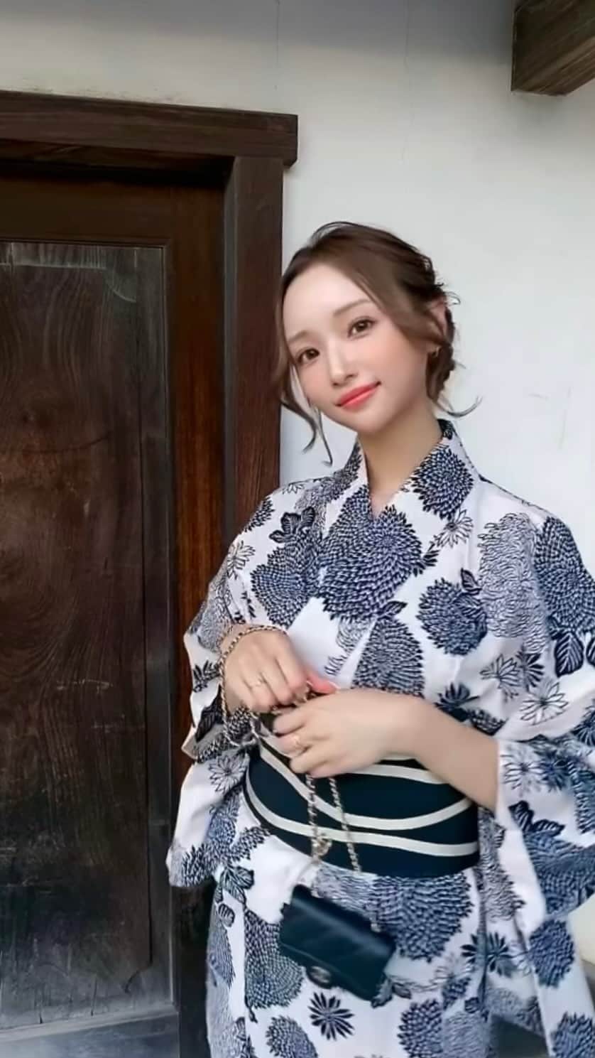Rinaのインスタグラム：「浴衣で花火🍡  #浴衣　#浴衣ヘア」