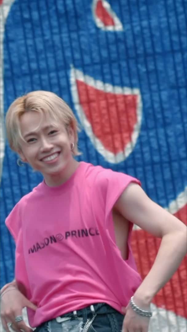 のインスタグラム：「FLOWさんに提供頂いた新曲 'Future Notes'のMVを公開しました⚡  アメリカの思い出も詰まった 映像を是非ご覧ください🎤  MADKID 'Future Notes' MUSIC VIDEO OPEN  VIDEO by YOU-TA #MADKID_FutureNotes #MADKID_ORA」