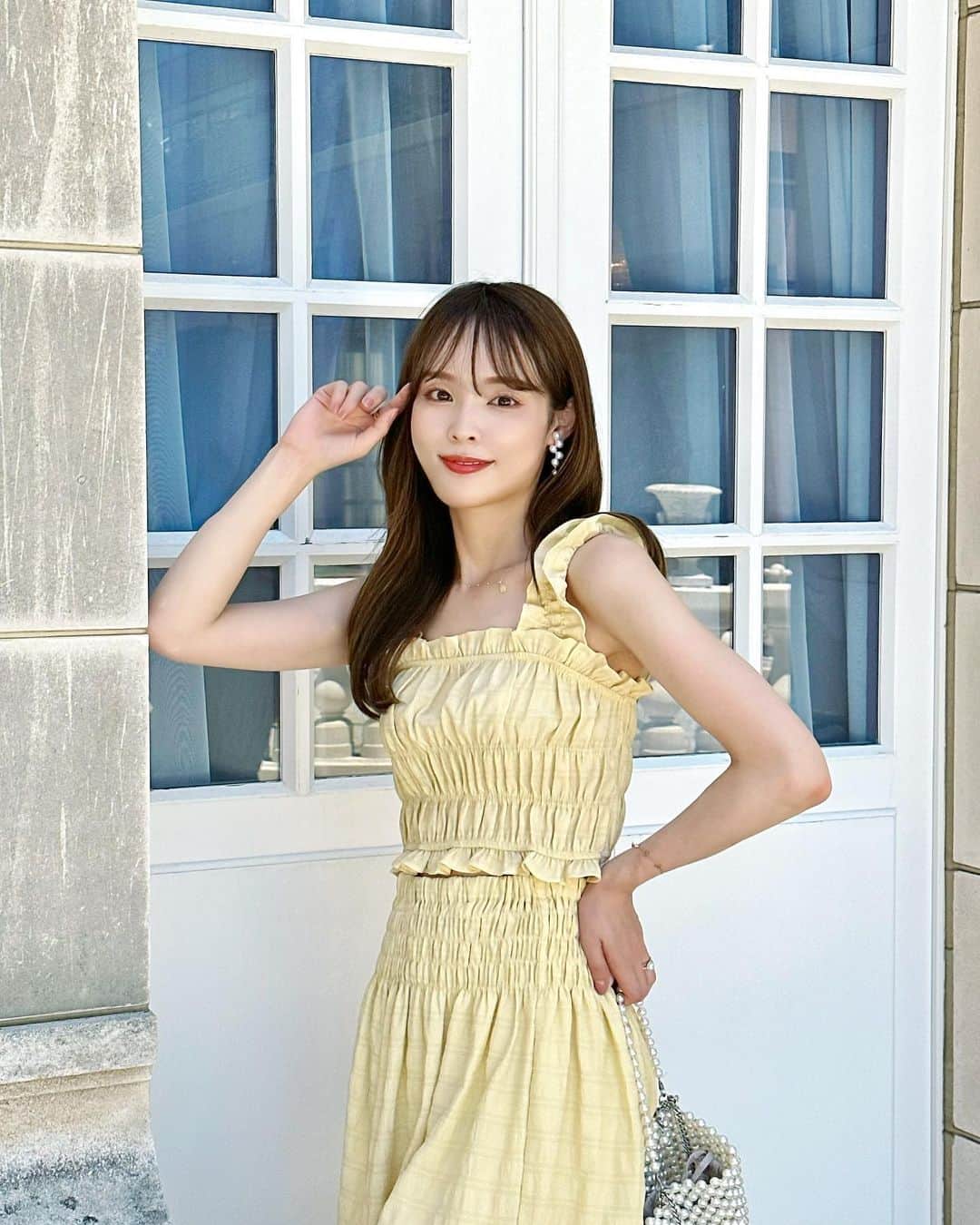 磯田 ひかる(Hikaru Isoda) のインスタグラム：「こんばんは🫶 今日も暑すぎました🌞 毎日日が沈んでから活動したいくらいですね〜😮‍💨  この日は夏カラーが可愛いセットアップ🌻 これは @dholic_official さんとの企画でプレゼントアイテムです🎁 DHOLIC Instagramハイライトの特設ページから応募できます🤍  【着用アイテム】 Set @dholic_official  フリルエンボスノースリーブ&スカートSET p546434 レモン ￥5,049税込  Bag @zara  Shoes @bridget_birkin   ------------------------------ picaru：162cm / 骨格ウェーブ 1st ブライトスプリング 2nd ブライトサマー  大人可愛いスタイルアップコーデ ヘアメイクを合わせた トータルスタイリングを提案🤍  不定期にストーリーで ファッションお悩み相談募集中🥰 ------------------------------  他の投稿を見る→【@picaruuu】」