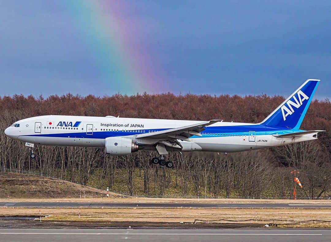 All Nippon Airwaysのインスタグラム：「Who would’ve thought ANA would be the gold at the end of the rainbow. ✈️🌈 📷: @vel112562  #Regram #FlyANA #AllNipponAirways」