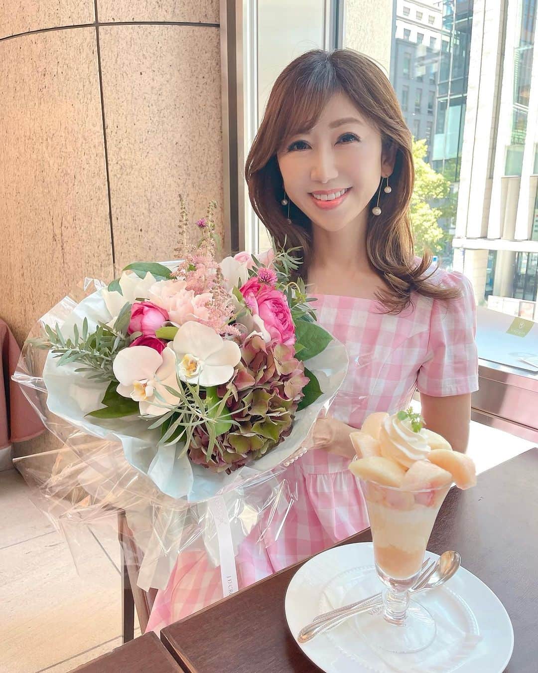 のインスタグラム：「@miyabi_brandcommunications  @kaorugunji  今年もありがとう🫶💕  @primascherrer   #和泉佳子　#千疋屋総本店日本橋本店  #桃パフェ  #桃  #桃好き　#桃好きな人と繋がりたい  #バースデー　#jdcross #花束　#ありがとう」
