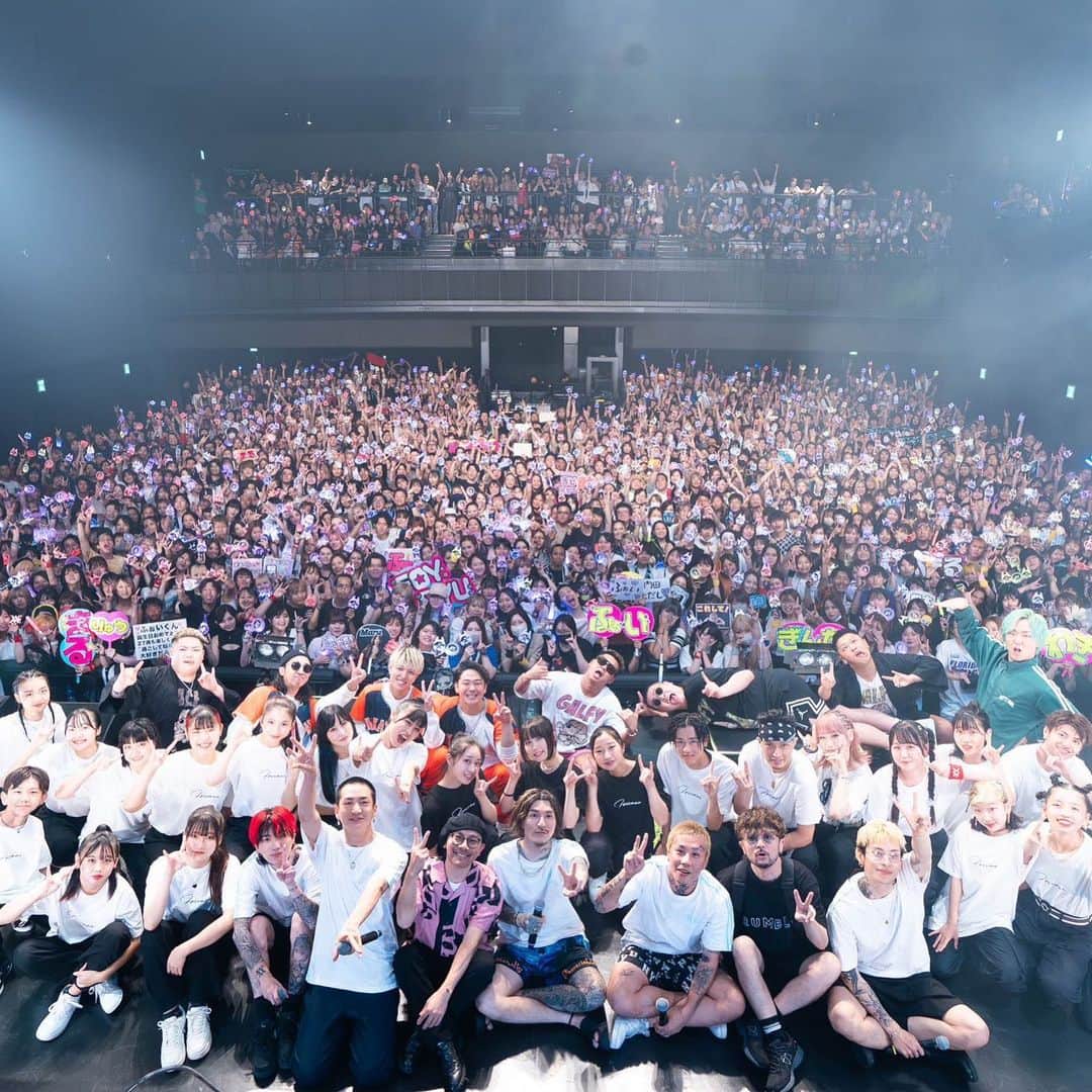 のインスタグラム：「ZEPP福岡最高でした‼️ 残り2公演‼️ 盛り上がっていきましょー‼️」