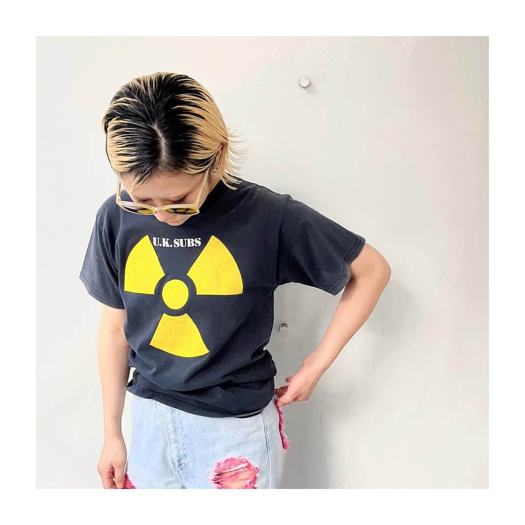 ジャムルのインスタグラム：「Chibi-T vintageのバンドTや、ART、movieなど、小さめサイズも沢山入荷❤️‍🔥  レディースはもちろん、メンズがバチバチで着ても格好いいです❤️‍🔥❤️‍🔥❤️‍🔥 . model : @maimaika25   #お問い合わせはお電話で承ります #jammru #jammru_tee #osaka  #fashion  #streetstyle  #streetfashion  #vtg  #vintage  #used  #usedclothing  #古着 #古着屋 #ファッション #70s #80s #90s」