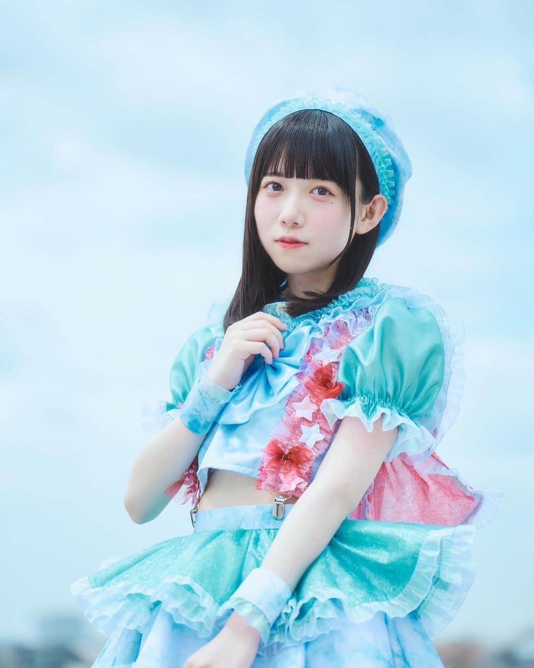 新居歩美のインスタグラム：「新衣装、新体制になりました🐠 この夏、ドラマチックレコードに刮目してください！ 1周年ワンマンも決定❤️‍🔥是非お越し下さい！  #アイドル #アイドル衣装 #ブルベメイク #黒髪女子」