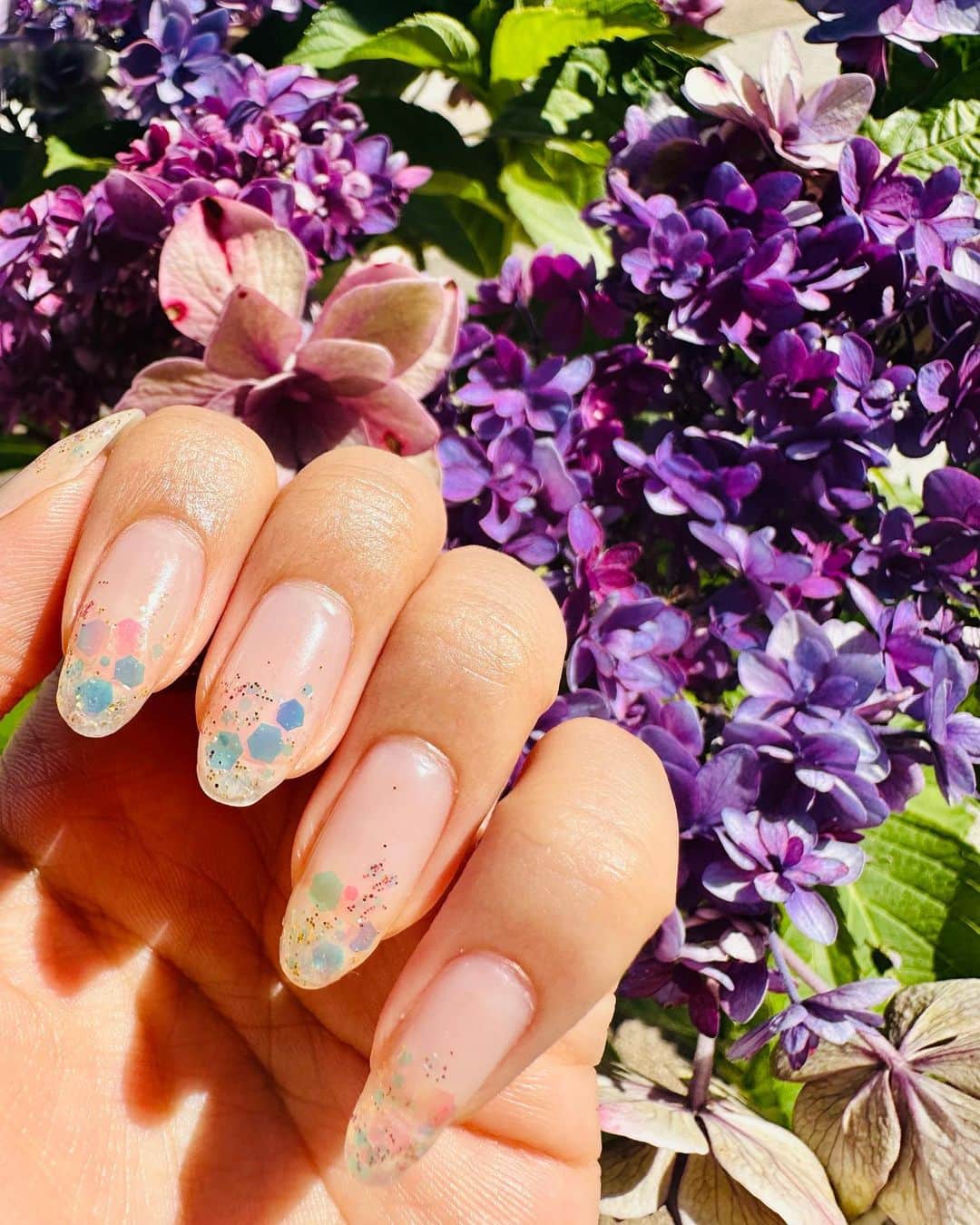水上桃華のインスタグラム：「ちょっと前のせるふねいる💅🏻 久々に透明ベース♡  #セルフネイル #weeklygel #ジェルネイル #ネイルデザイン」